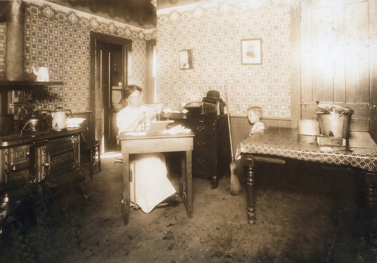 Mujer insertando cerdas en cepillos de dientes en su cocina, c.1912 de Lewis Wickes Hine