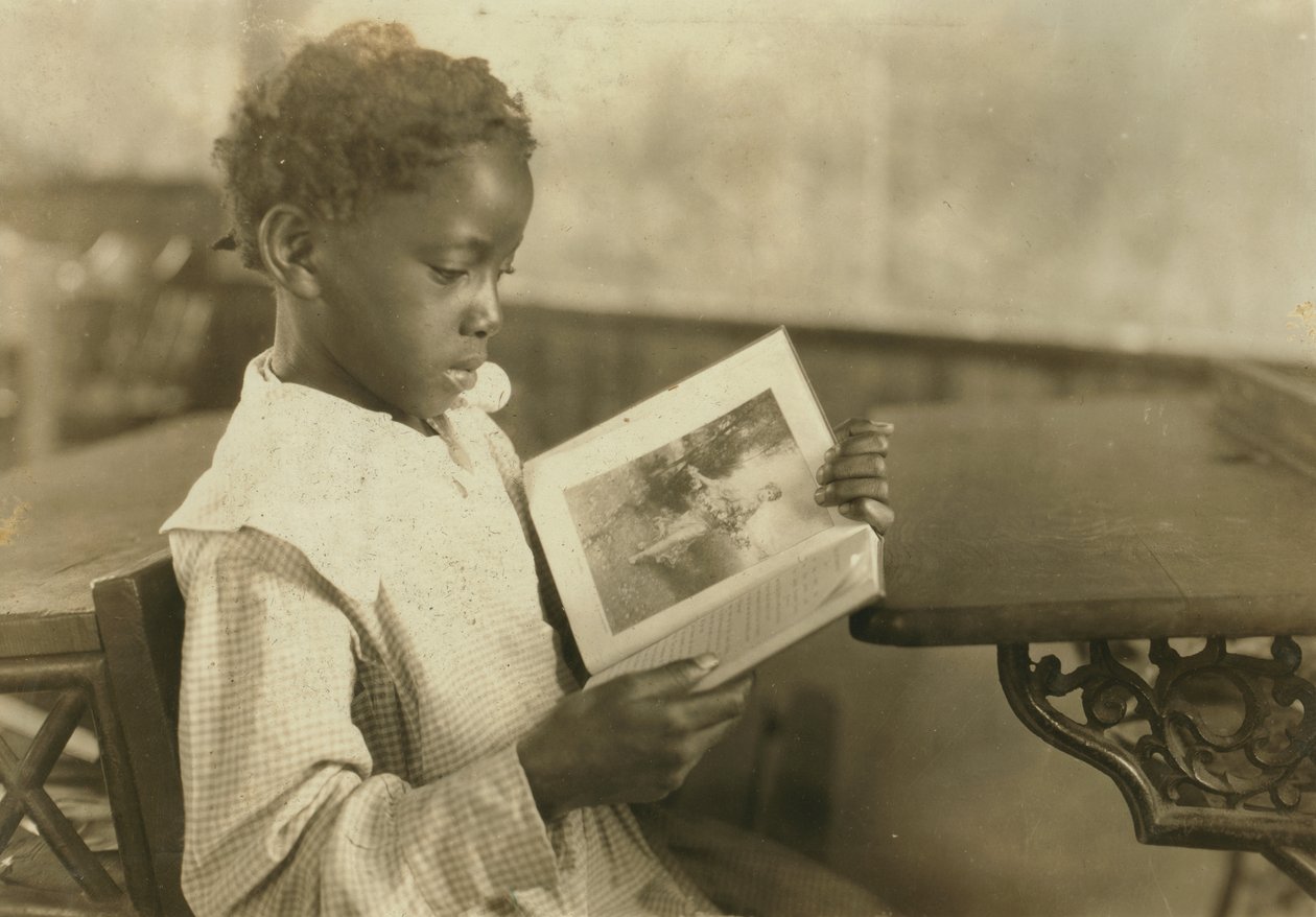 Niña leyendo un libro en el aula, Escuela Pleasant Green, Marlinton, Condado de Pocahontas, Virginia Occidental, EE.UU., c.1921 de Lewis Wickes Hine