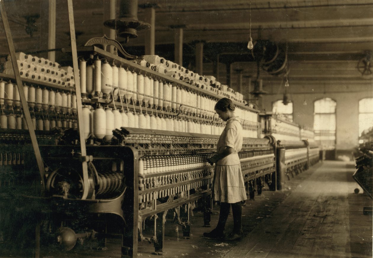 Joven adolescente trabajando como hilandera en Cotton Mill, West, Texas, EE.UU., c.1913 de Lewis Wickes Hine