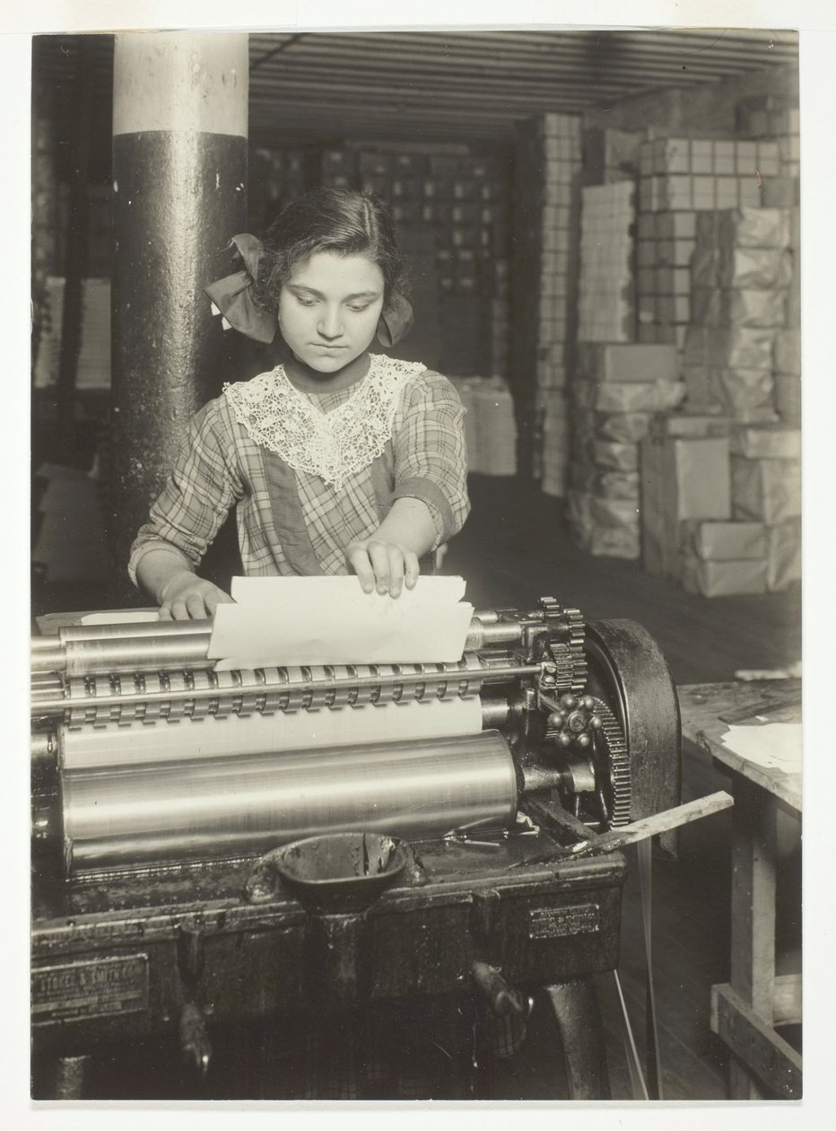 Joven trabajador en una fábrica de cajas de papel de Lewis Wickes Hine