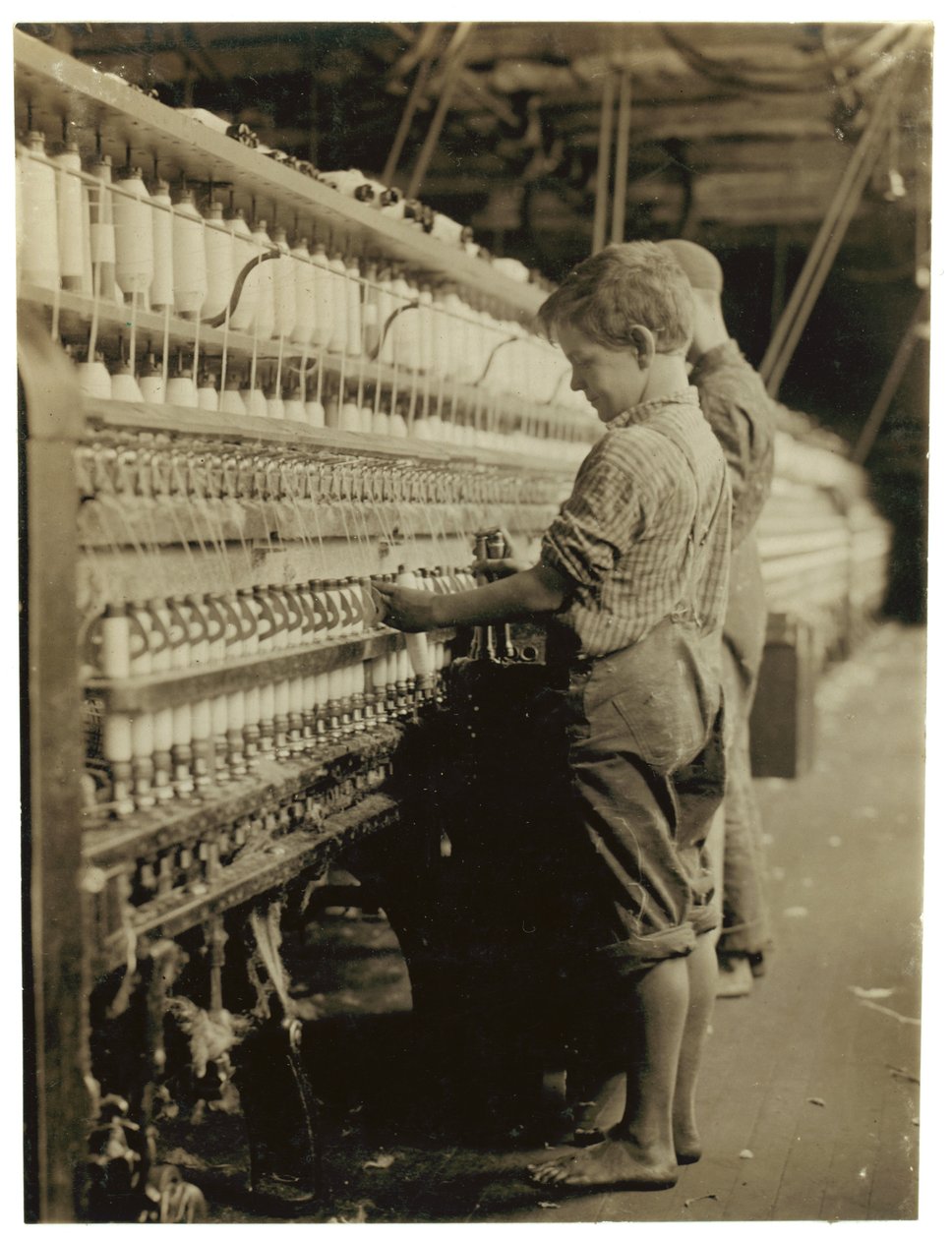 Jóvenes reemplazando bobinas llenas en North Pownal, Vermont, 1910 de Lewis Wickes Hine