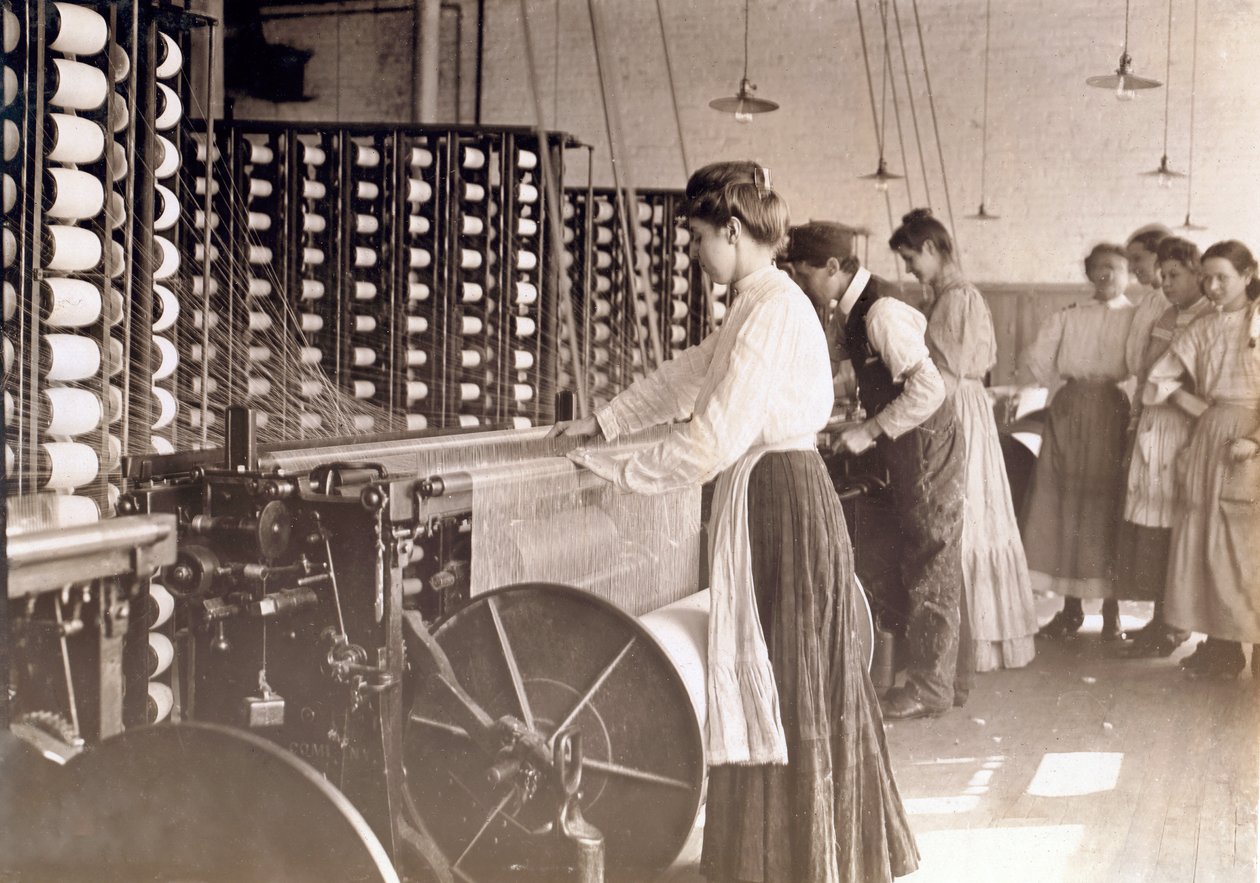 Jóvenes trabajando en una máquina de hilar en una fábrica de algodón, Carolina del Sur, 1908 de Lewis Wickes Hine