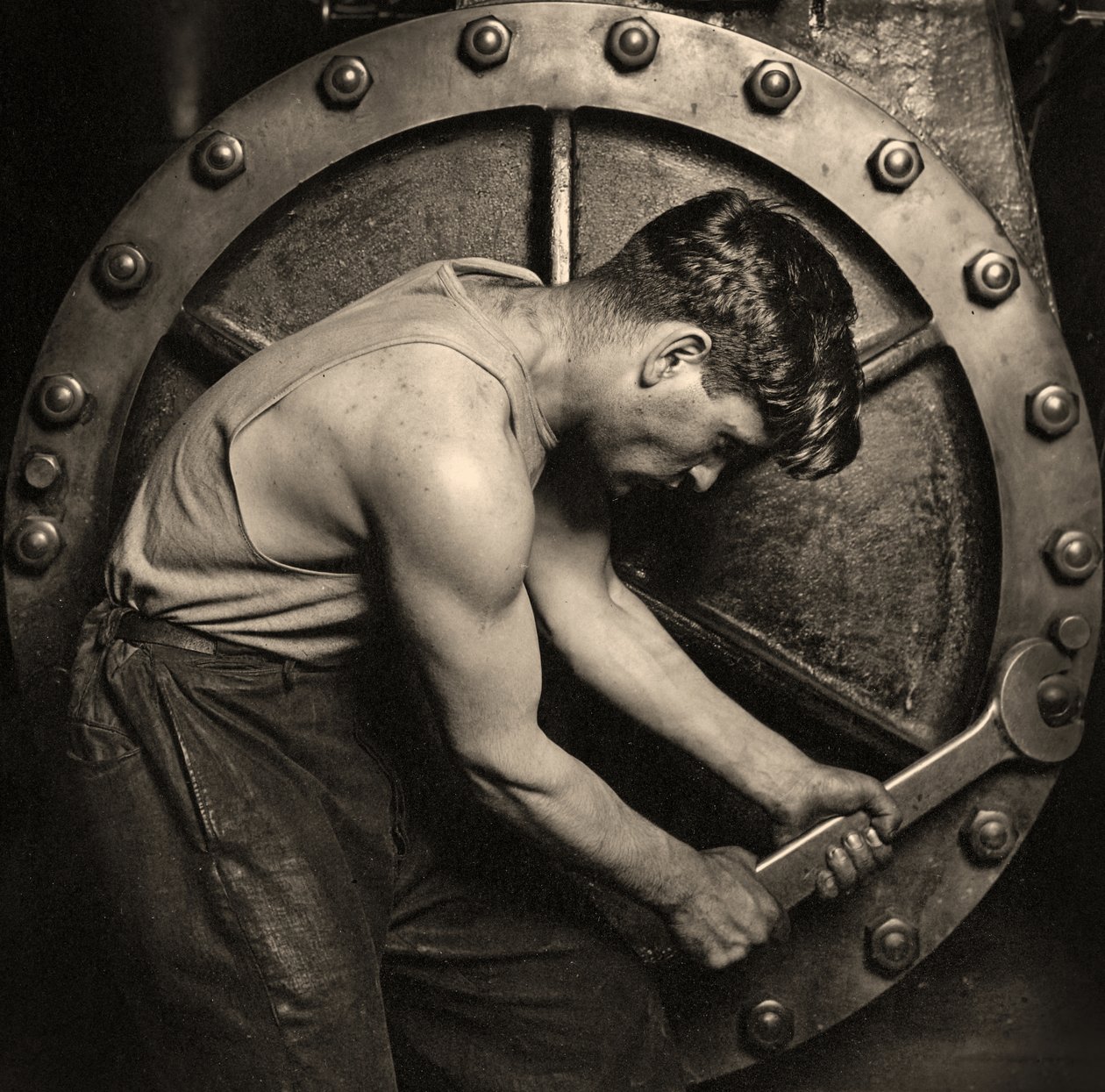 primer plano de un mecánico de la central eléctrica trabajando en la bomba de vapor c.1920 (foto) de Lewis Wickes Hine