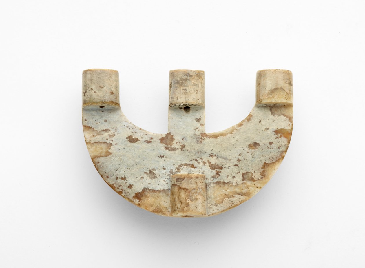 Colgante en forma de arco, con decoración añadida, c.3300-2250 a.C. de Liangzhu culture
