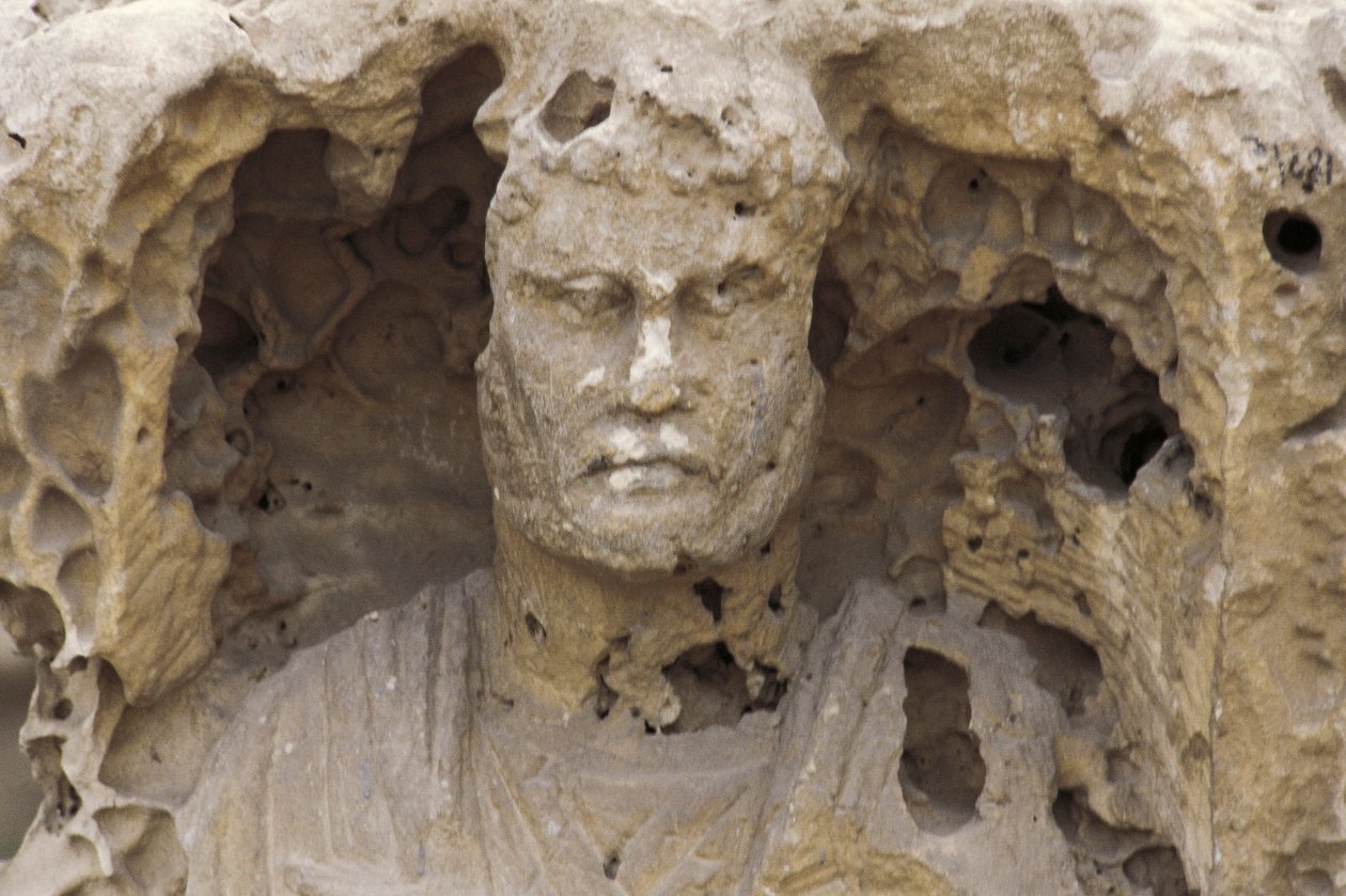 Egipto, Alejandría, Catacumbas de Kom-esh-Shuqafa, Interior del hipogeo (detalle de una estatua) de Unbekannt Unbekannt