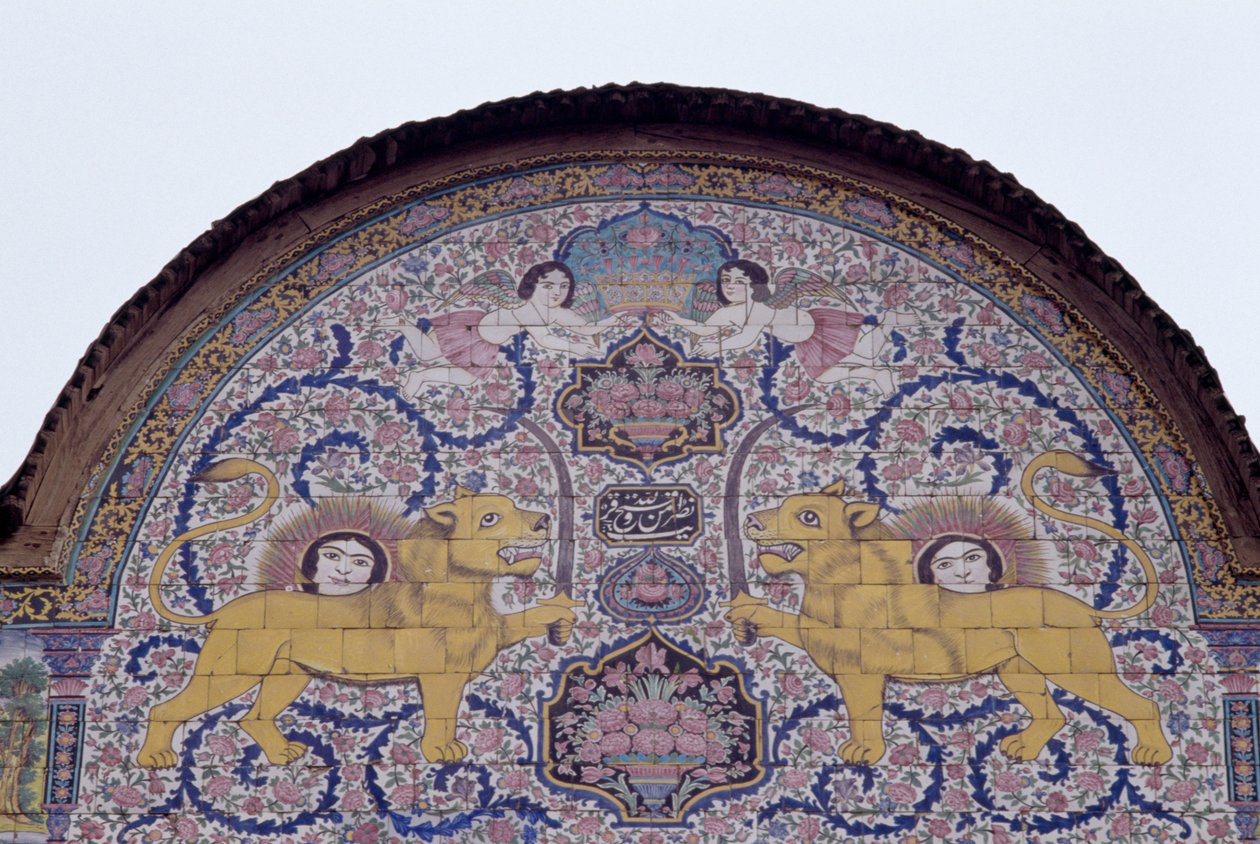 Sol y león, emblema real de la dinastía Qajar, decoración de azulejos policromados en la fachada de la casa Qavam también conocida como Narenjestan e Ghavam de Unbekannt Unbekannt