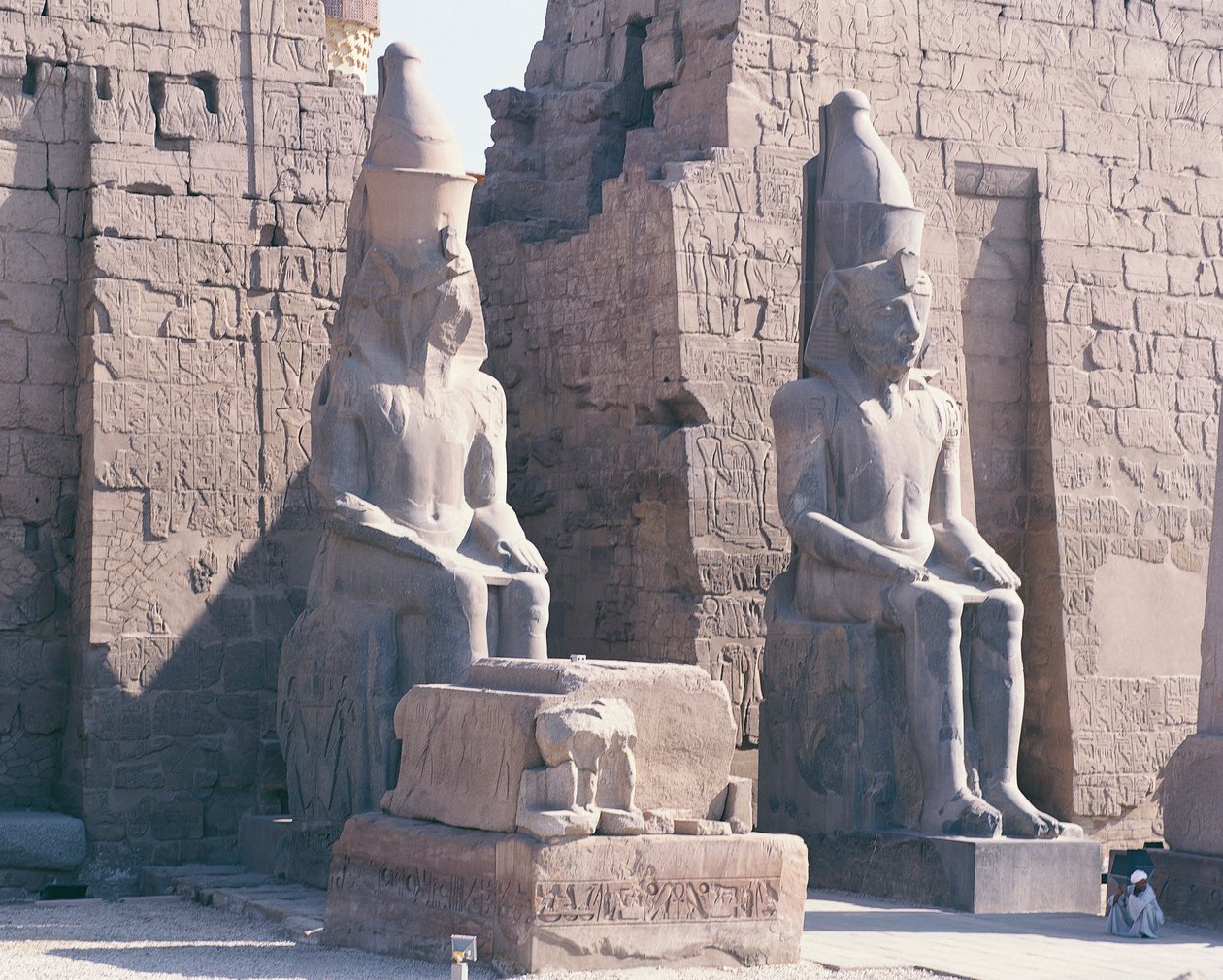 Templo de Luxor, pilón de Ramsés II, dos estatuas colosales del rey de Unbekannt Unbekannt