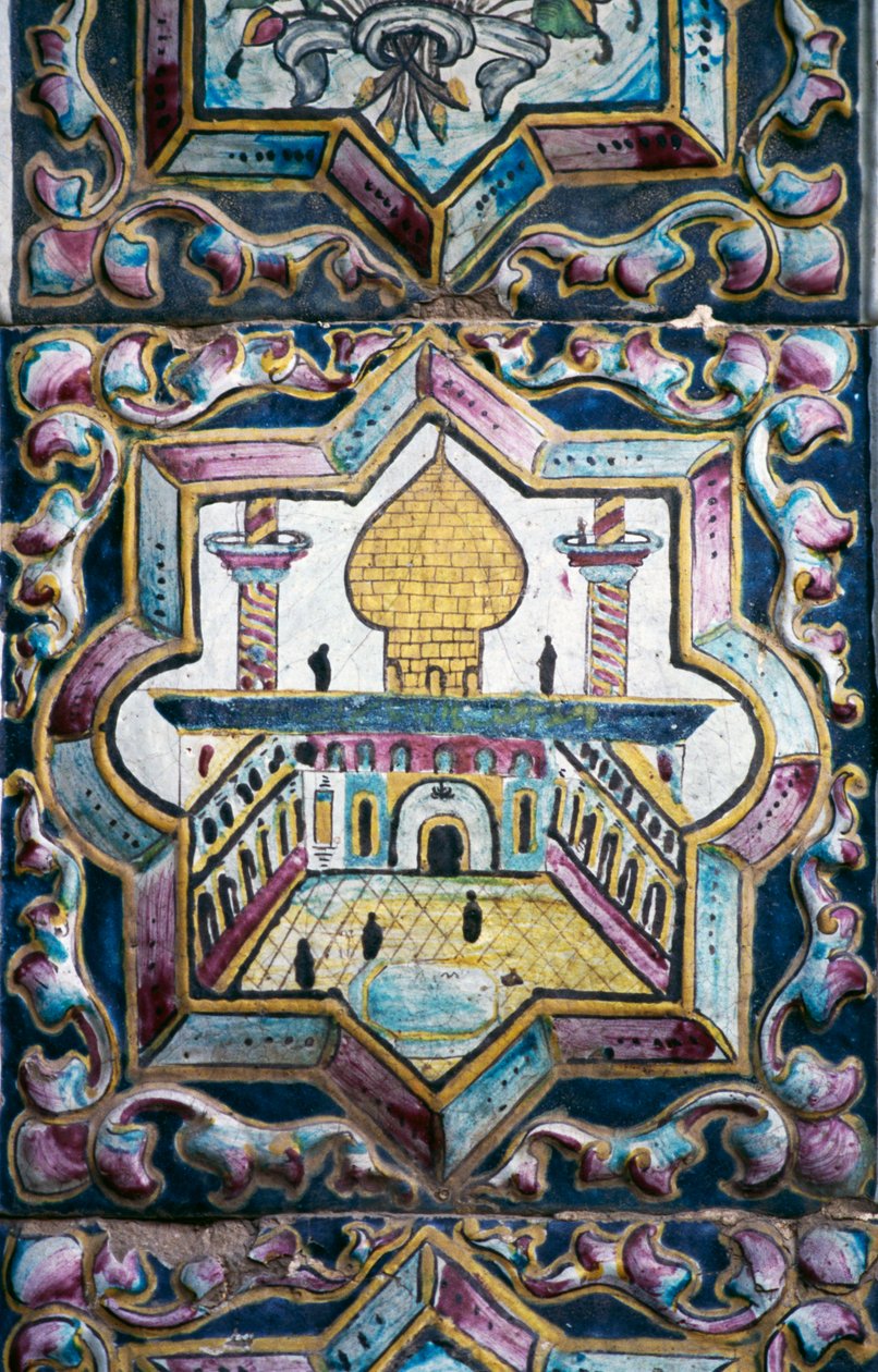 Vista de la mezquita, decoraciones de azulejos policromados en Tekyeh Mo