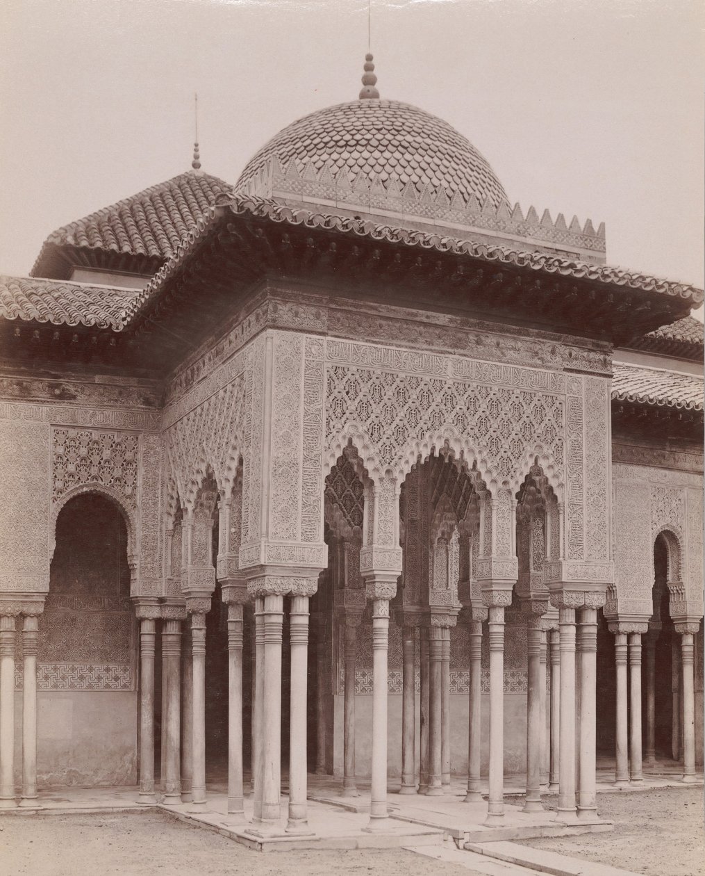 Patio de los Leones, Alhambra, Granada, 1880s-90s de Likely Sebastiano Tassinari.