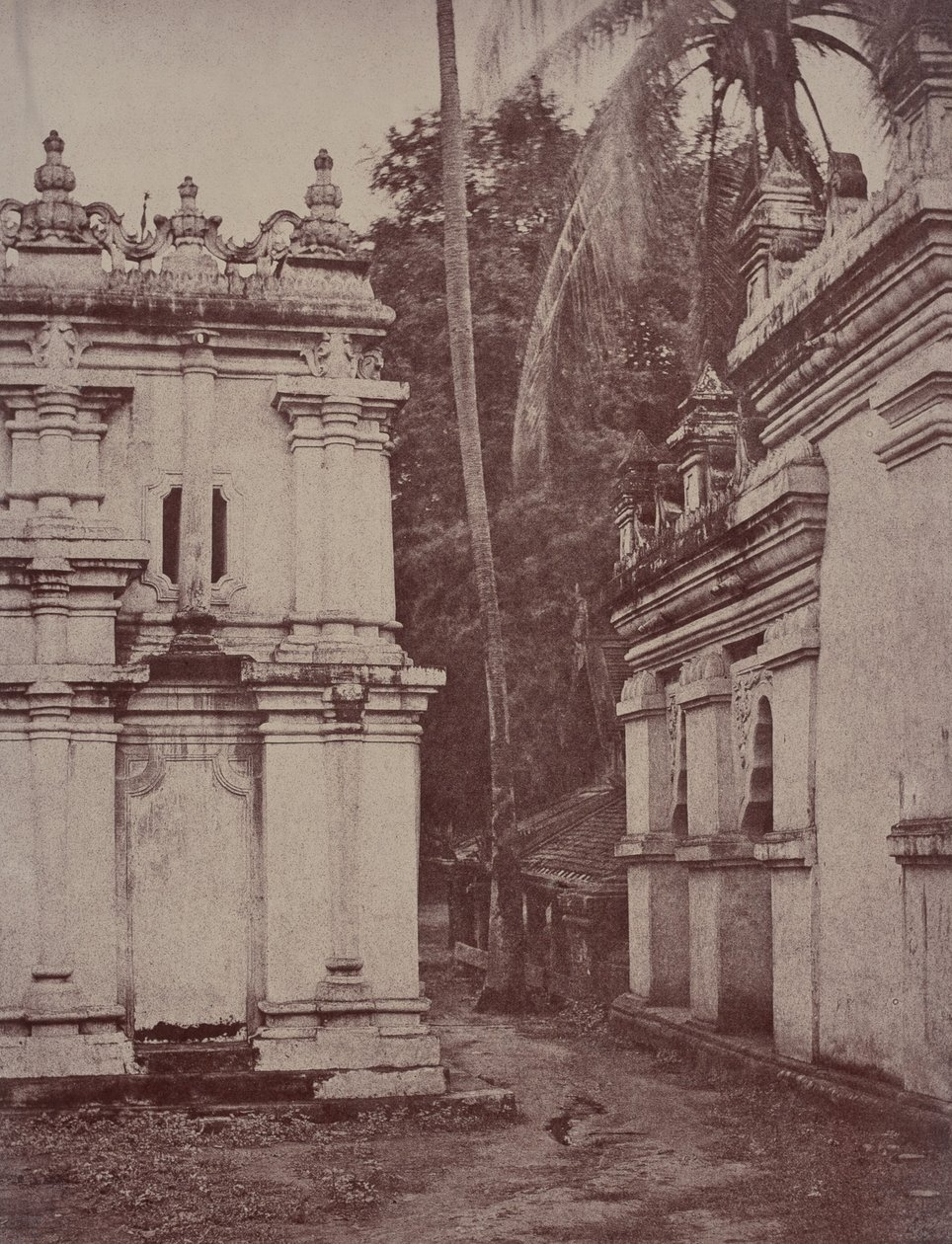 Amerapoora: Vista entre las pagodas cerca de la estatua de Linnaeus Tripe