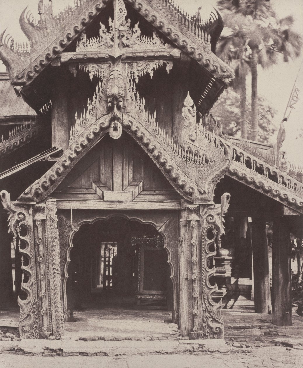 Pugahm Myo: Puerta tallada en el patio de la pagoda Shwe Zeegong,20-24 de agosto o 23 de octubre de Linnaeus Tripe