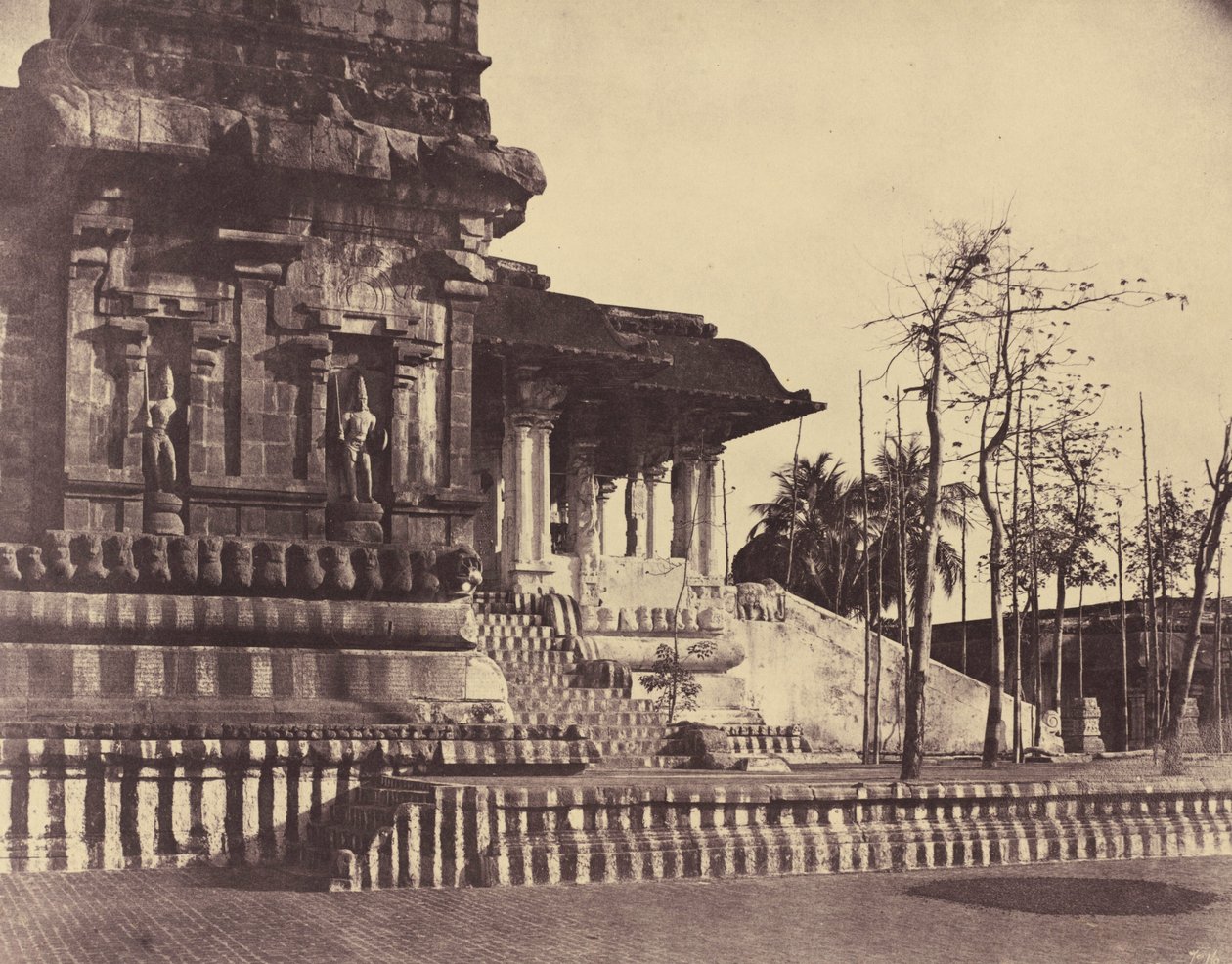 Tanjore: Gran Pagoda, entrada mirando al exterior,marzo-abril de 1858 (foto) de Linnaeus Tripe