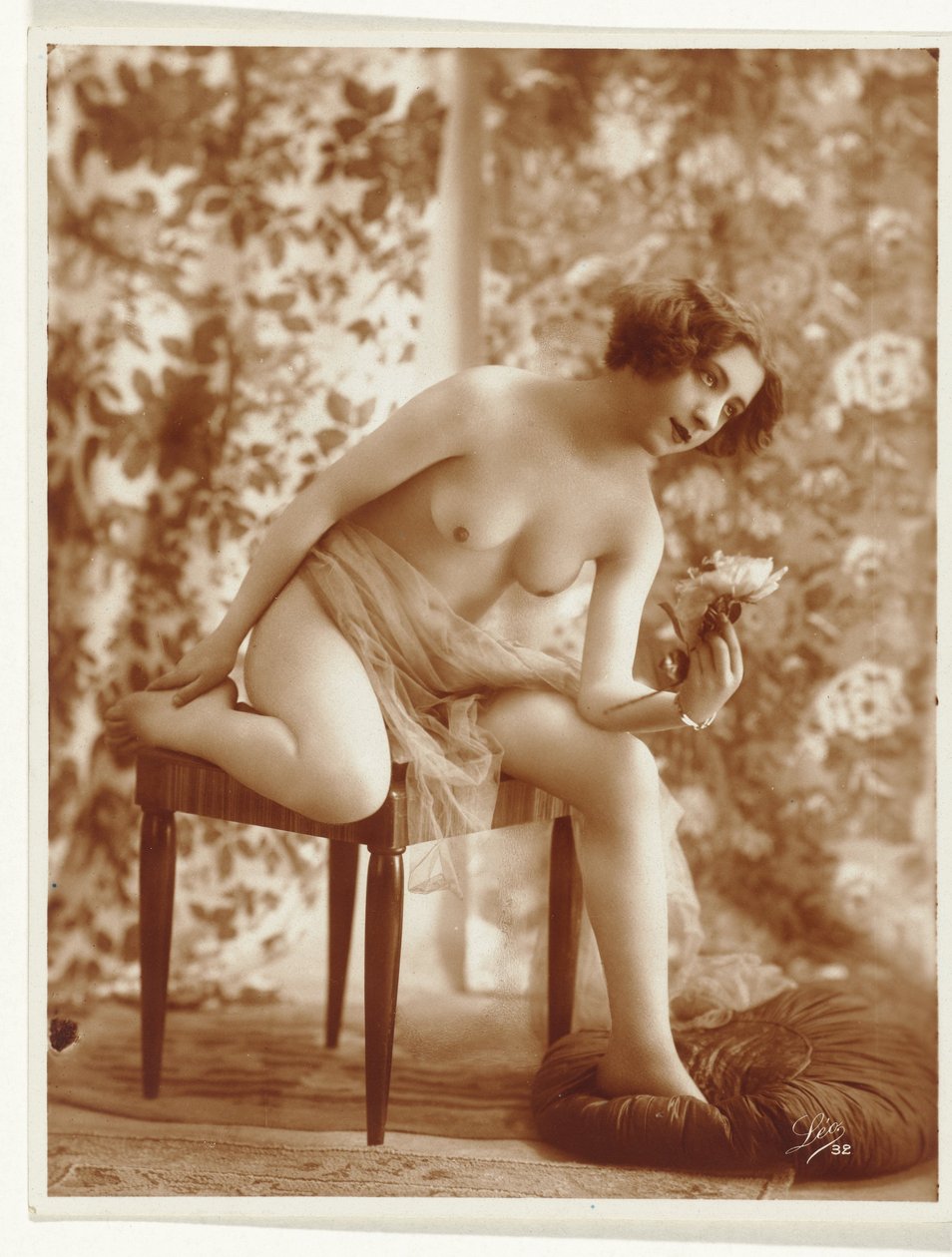 Desnudo femenino con flor de Léo