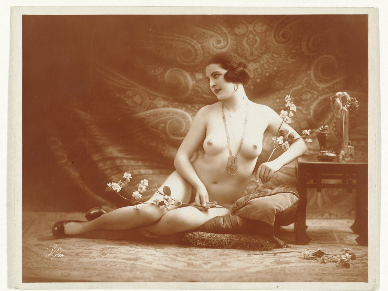 Desnudo femenino con flores. de Léo