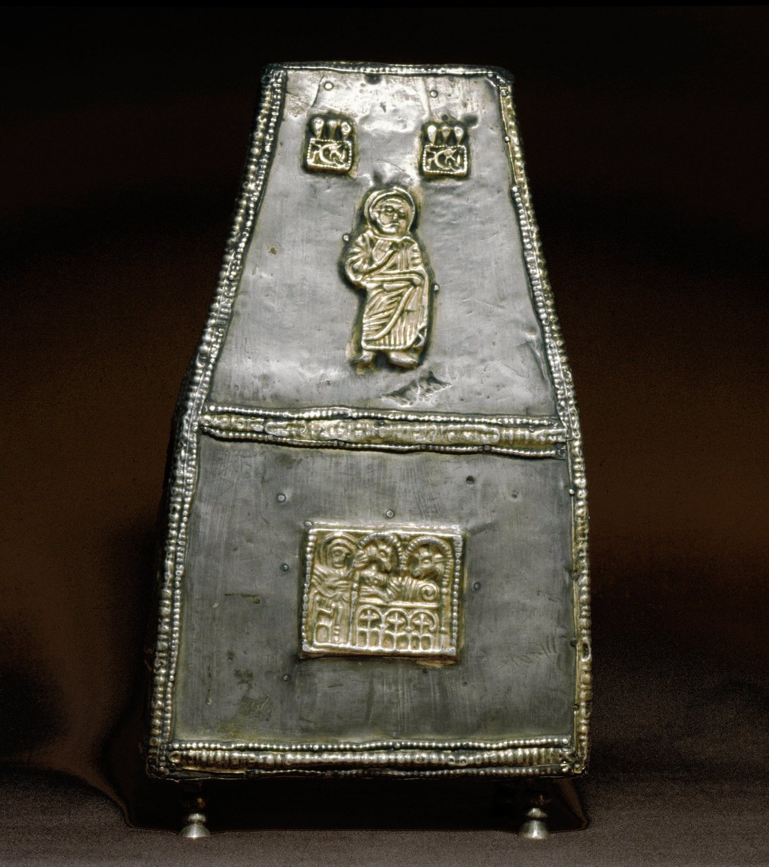 Arqueología de la Edad Media: caja de plata para recibir reliquias de Lombard School