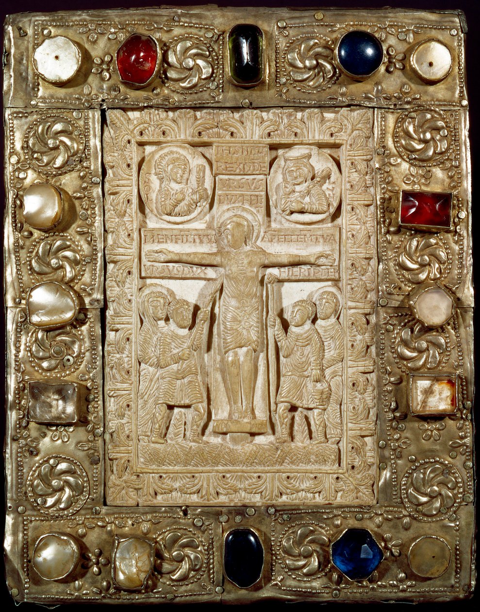 Arqueología de la Edad Media. Arte bárbaro de Lombardía: la paz del Duque Orso. La parte de marfil representa a Cristo crucificado rodeado por la Virgen, San Longino el Centurión y San Juan. Arte lombardo del siglo IX. de Lombard School