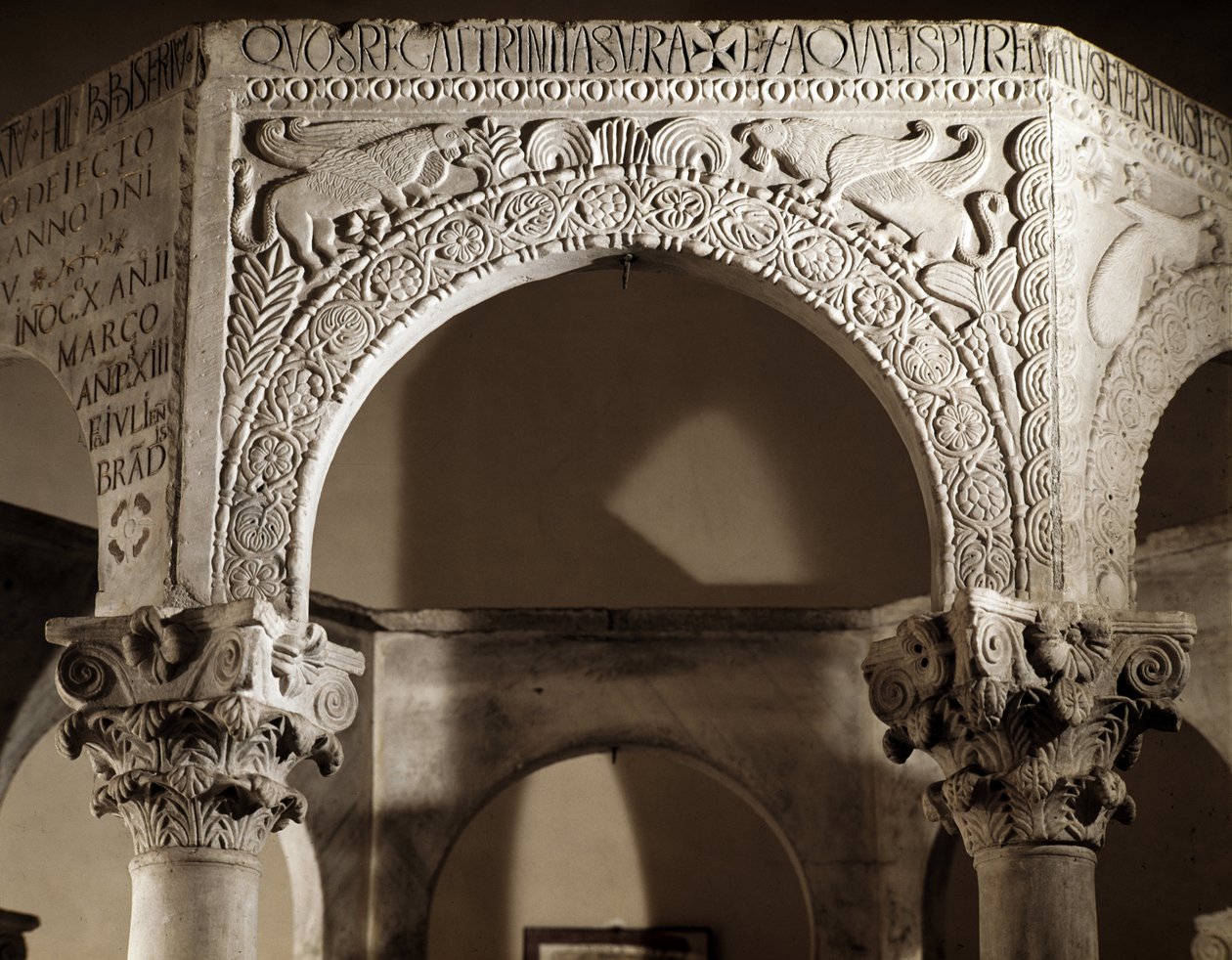 Arte lombardo, Renacimiento de Liutprand (Liutprandus) Rey de los Lombardos: detalle de arco decorado con relieves, 730-740 de Lombard School