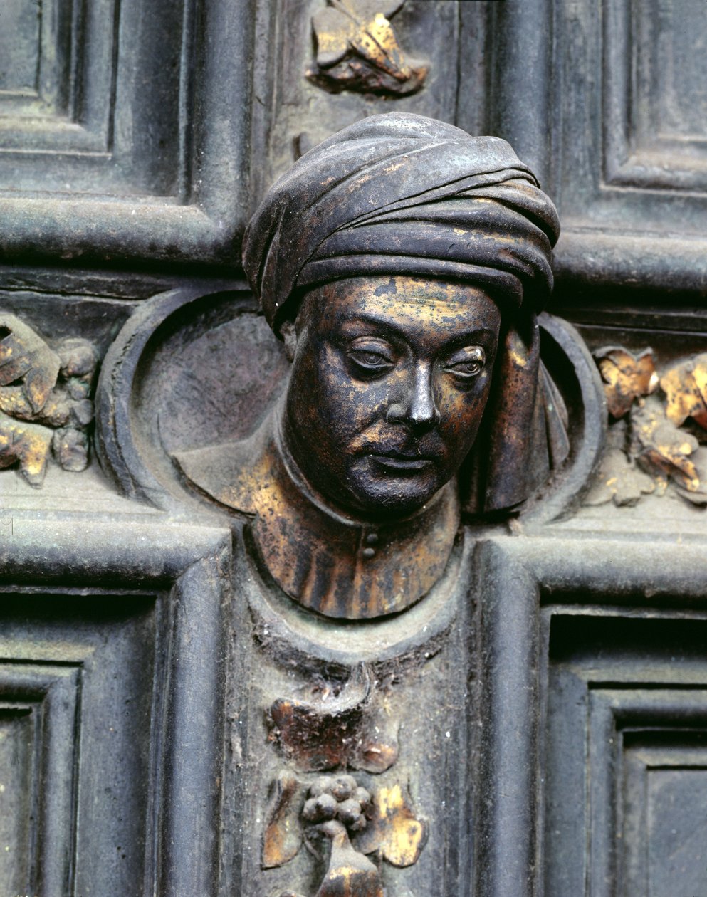 Autorretrato, quinta cabeza desde arriba en la puerta izquierda de las Puertas del Norte del Baptisterio de San Giovanni, 1403-24 de Lorenzo Ghiberti