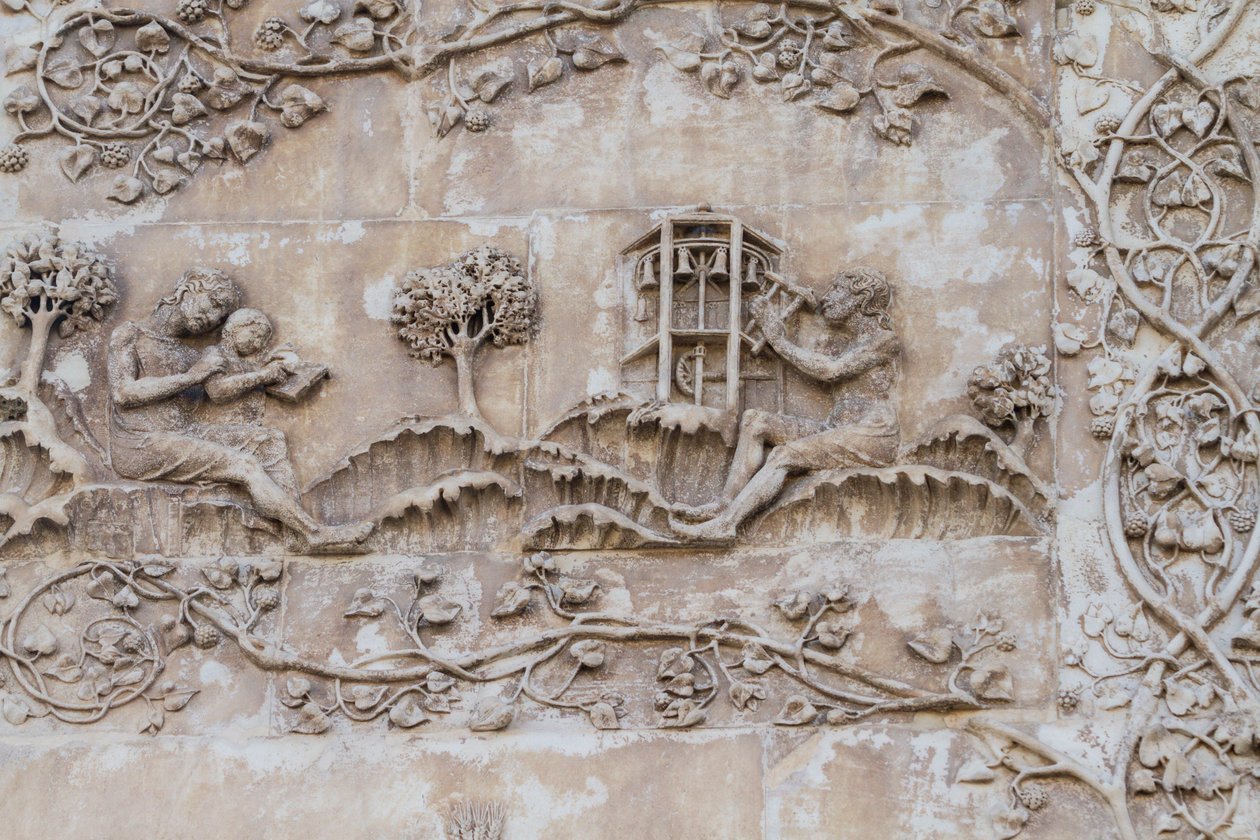 Naamah enseñando a leer a un niño y Tubal-Caín golpeando campanas con un martillo; Enós hijo de Set dibujando con compás, (detalle) de Lorenzo Maitani