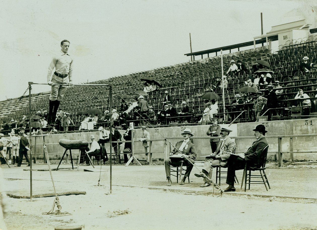 Fotografía horizontal de un atleta en una barra alta con tres jueces observando de Louis Melsheimer