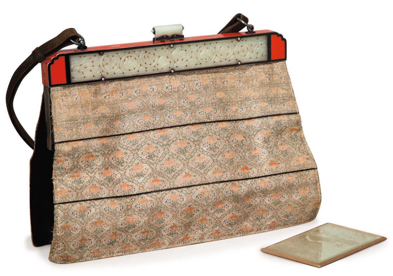 Bolso de mano francés con la marca de Cartier, c.1930 (seda, laca y piedra dura) de Louis Cartier