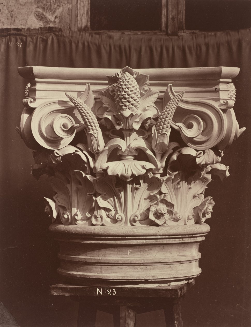 Escultura ornamental de la Ópera de París (Fragmento de columna) de Louis Emile Durandelle