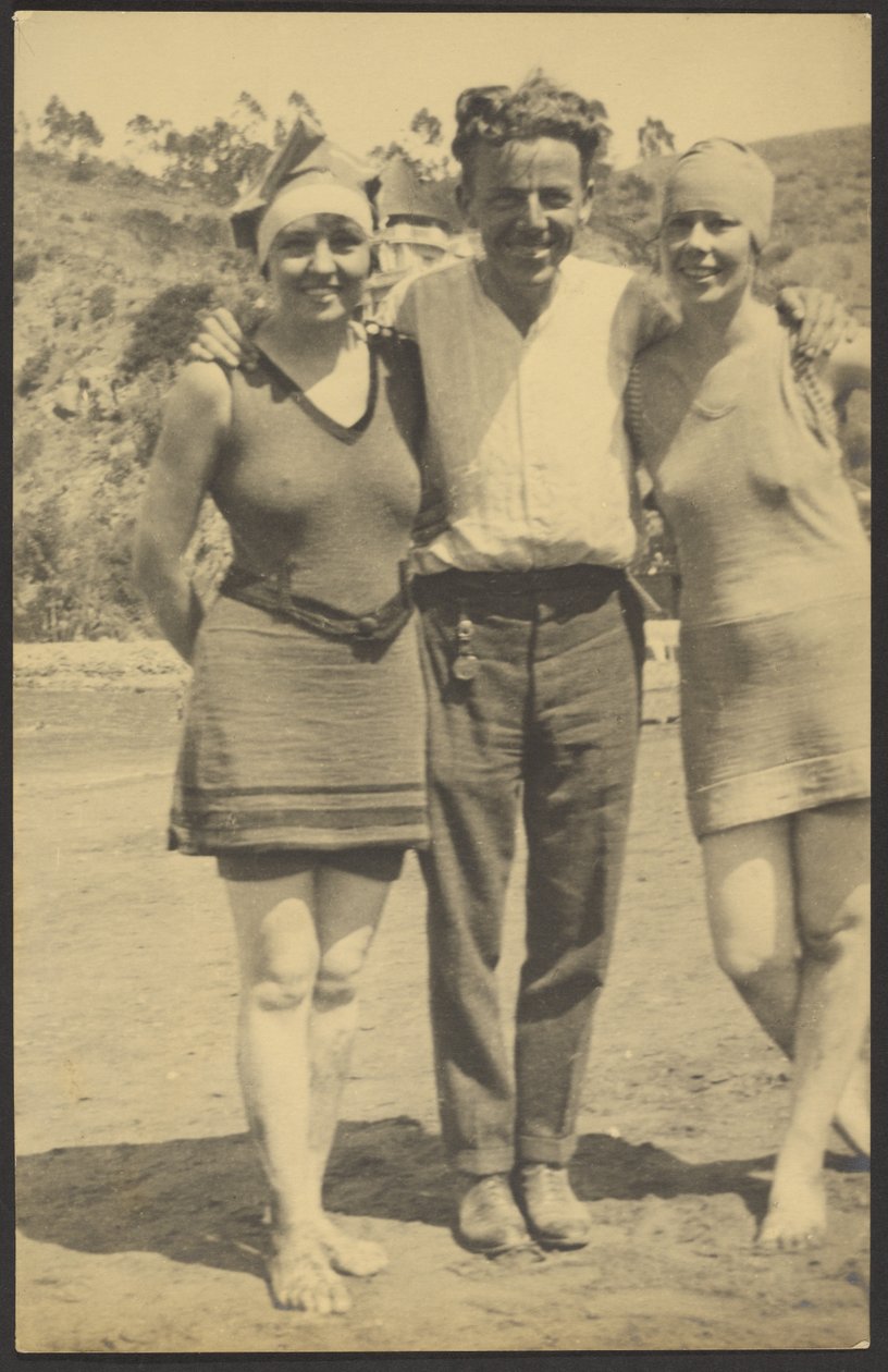 [Bañistas posando en la playa] de Louis Fleckenstein