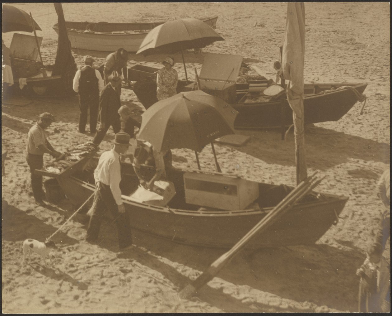 [Barcos en la playa] de Louis Fleckenstein