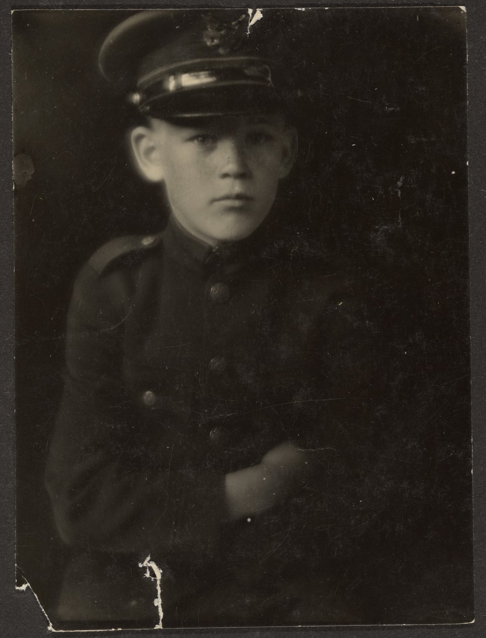 [Niño vestido de uniforme] de Louis Fleckenstein