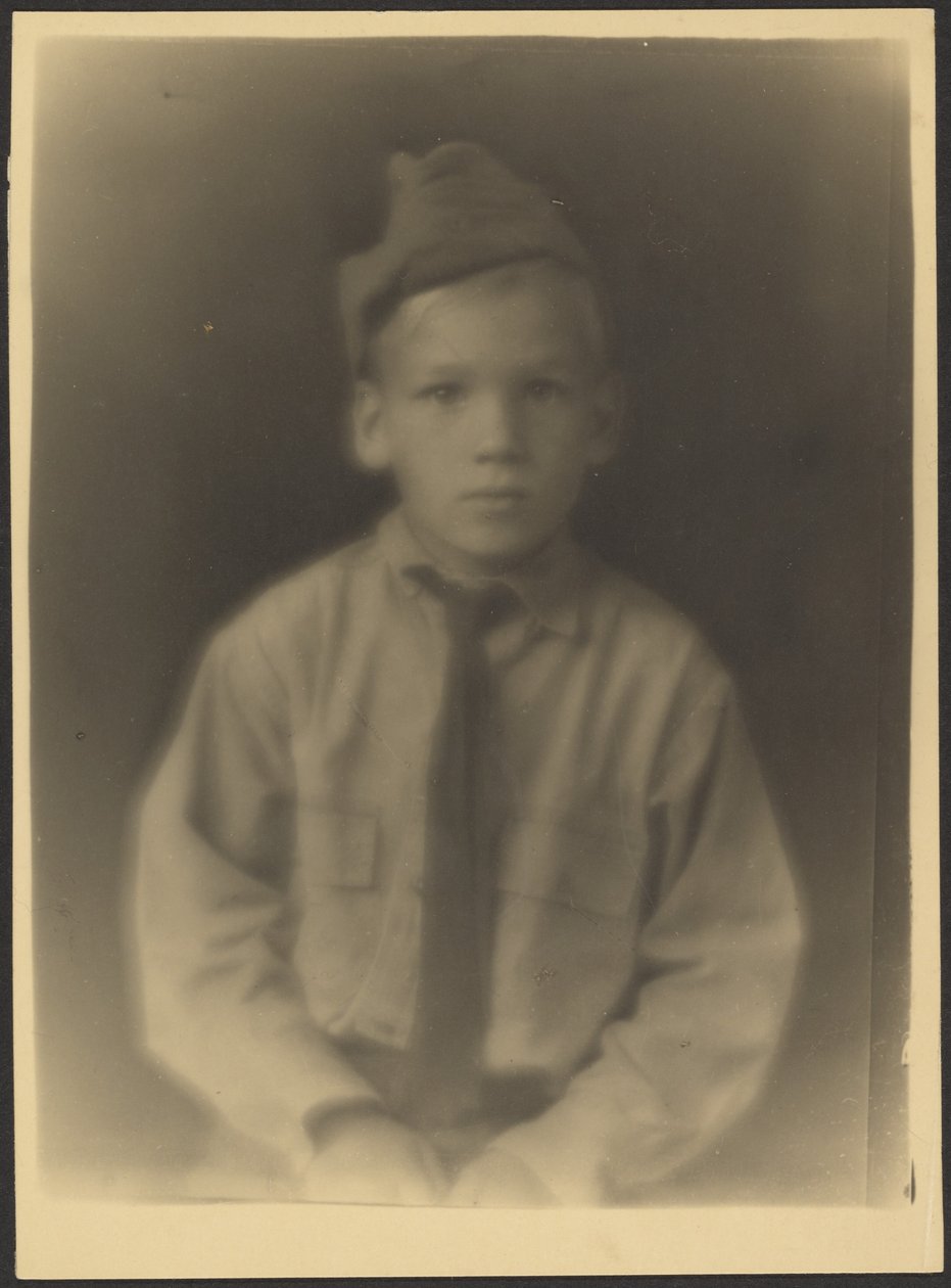 [Niño disfrazado de soldado] de Louis Fleckenstein
