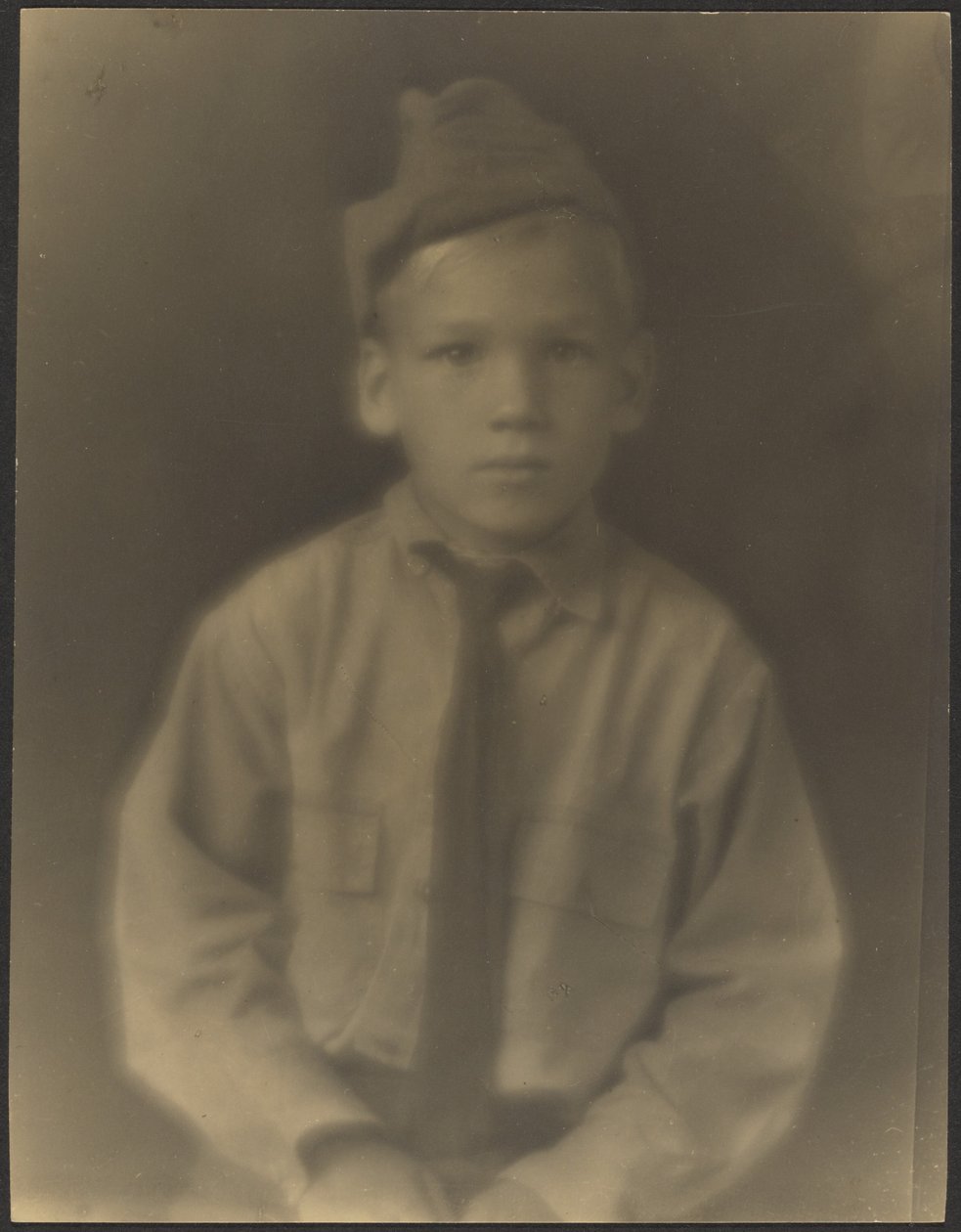 [Niño vestido de soldado] de Louis Fleckenstein