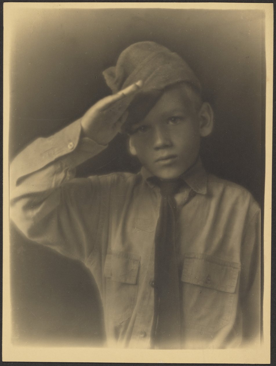 [Niño vestido de soldado haciendo un saludo militar] de Louis Fleckenstein
