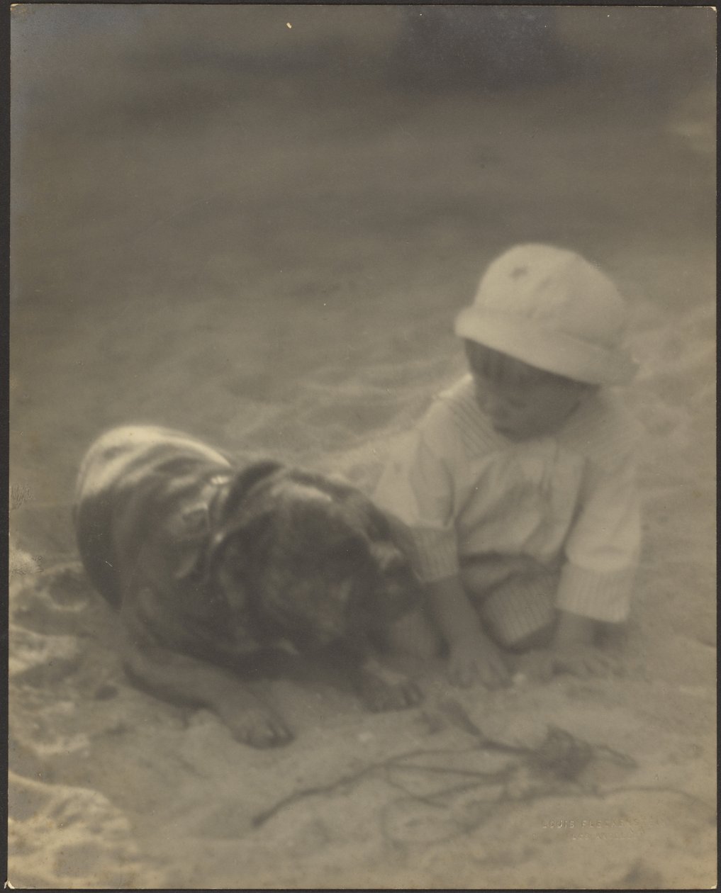 [Un niño sentado con un perro] de Louis Fleckenstein
