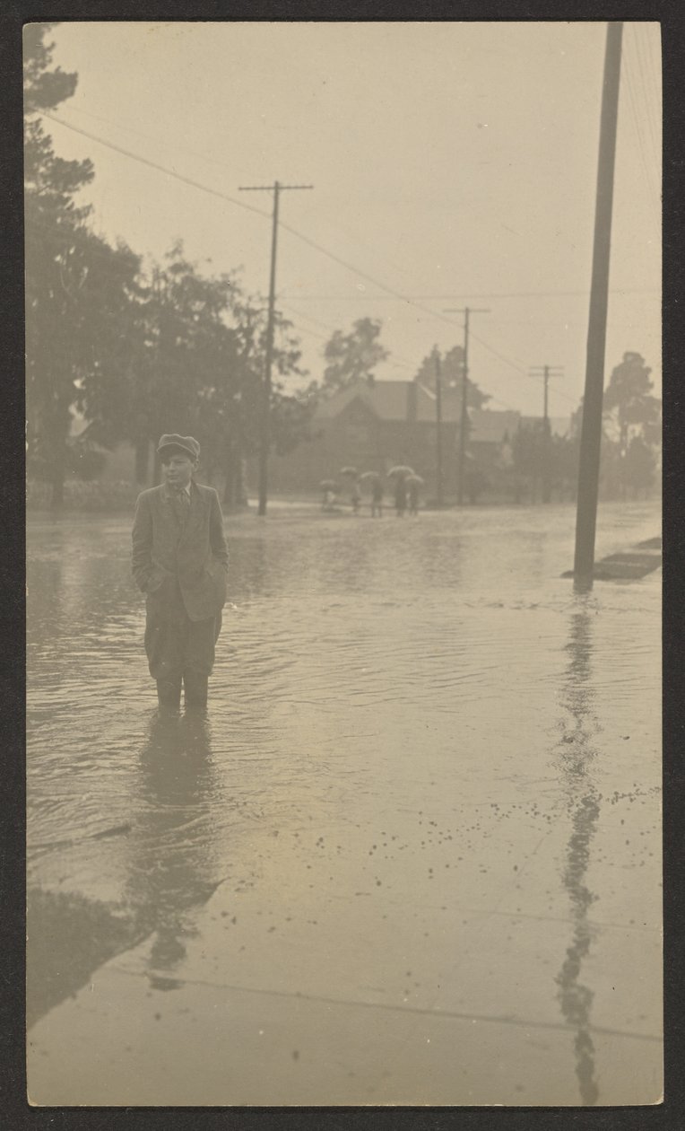 [Niño de pie en una calle inundada] de Louis Fleckenstein
