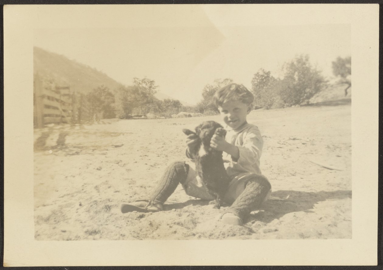 [Niño y perro en la playa] de Louis Fleckenstein
