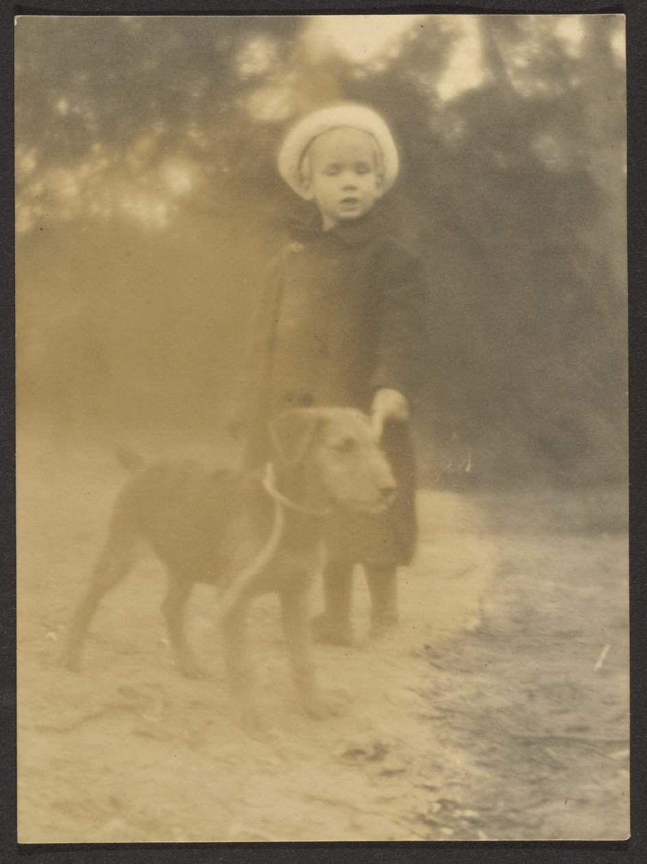 [Niño con un perro atado con correa] de Louis Fleckenstein
