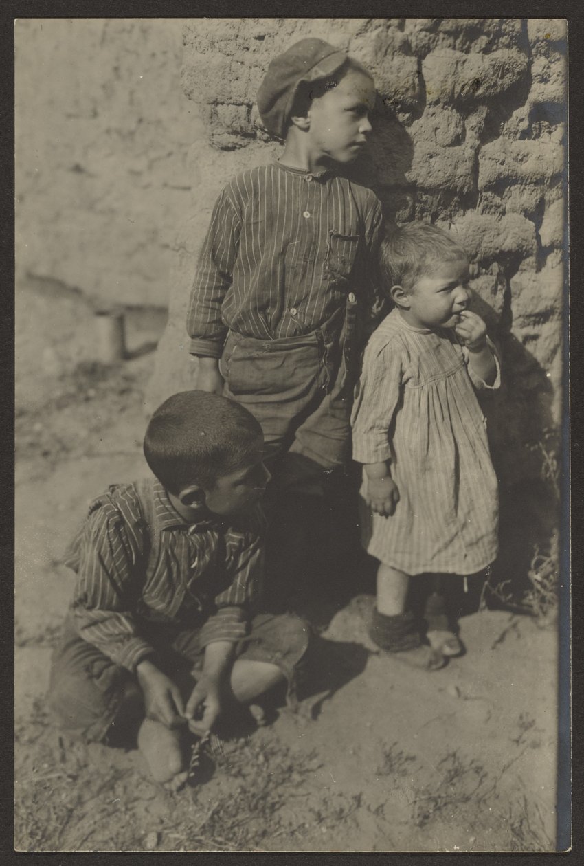 [Niños contra el muro de piedra] de Louis Fleckenstein