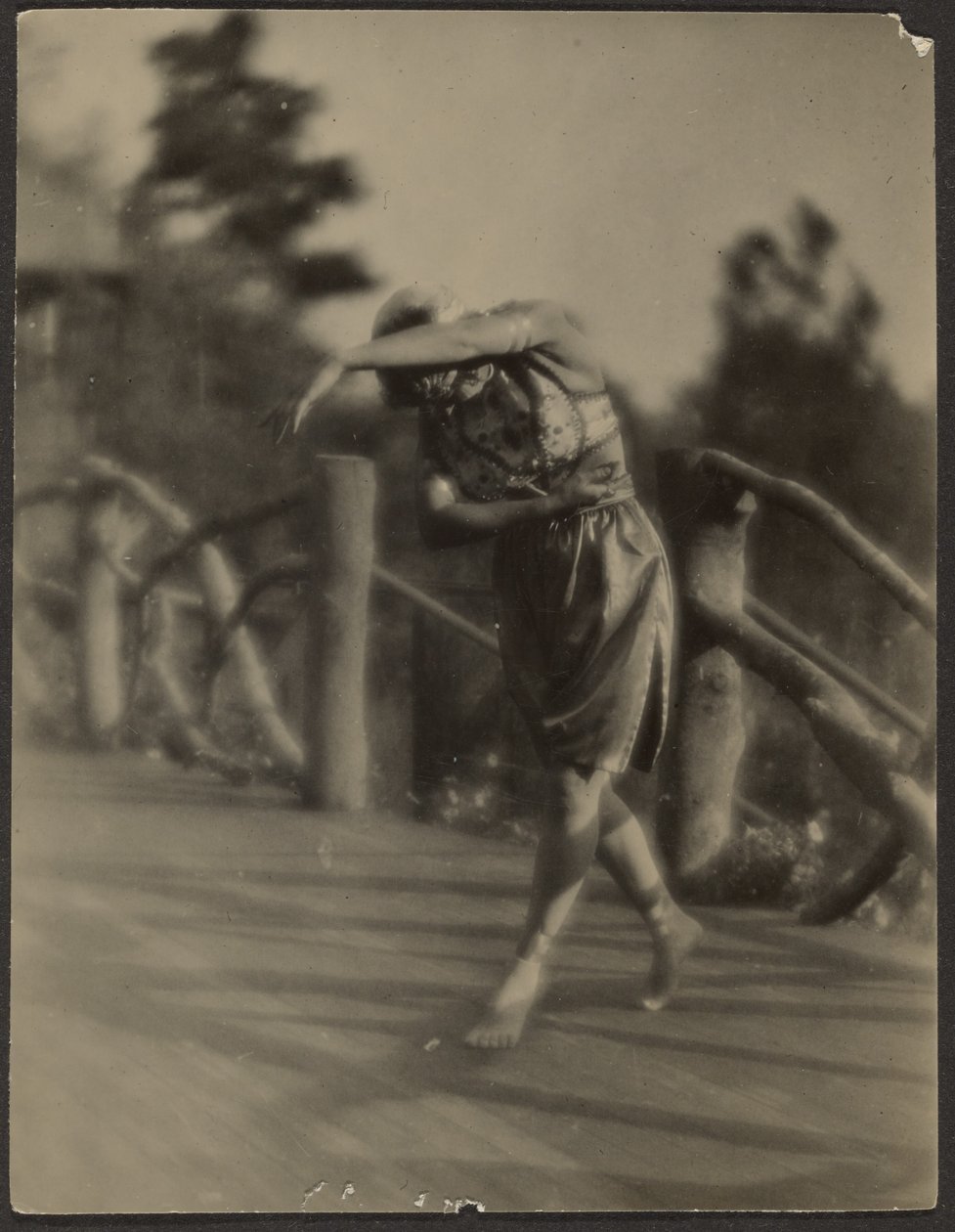 [Bailarina en el exterior] de Louis Fleckenstein