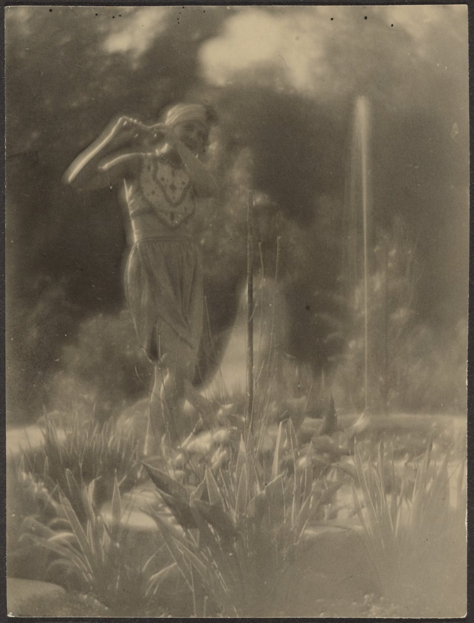 [Bailarina en el jardín] de Louis Fleckenstein
