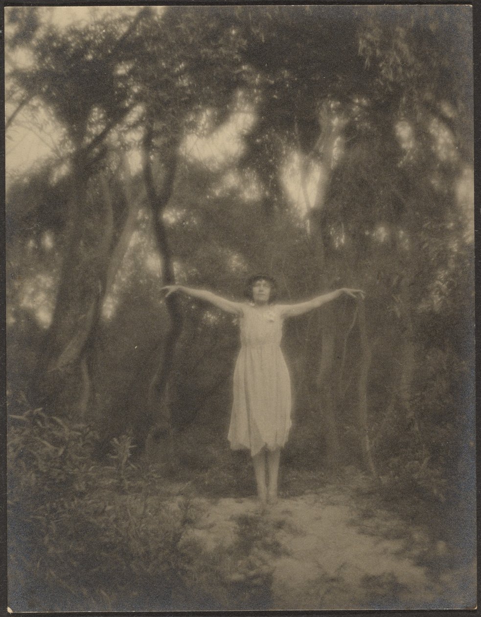 [Bailarina en un jardín] de Louis Fleckenstein