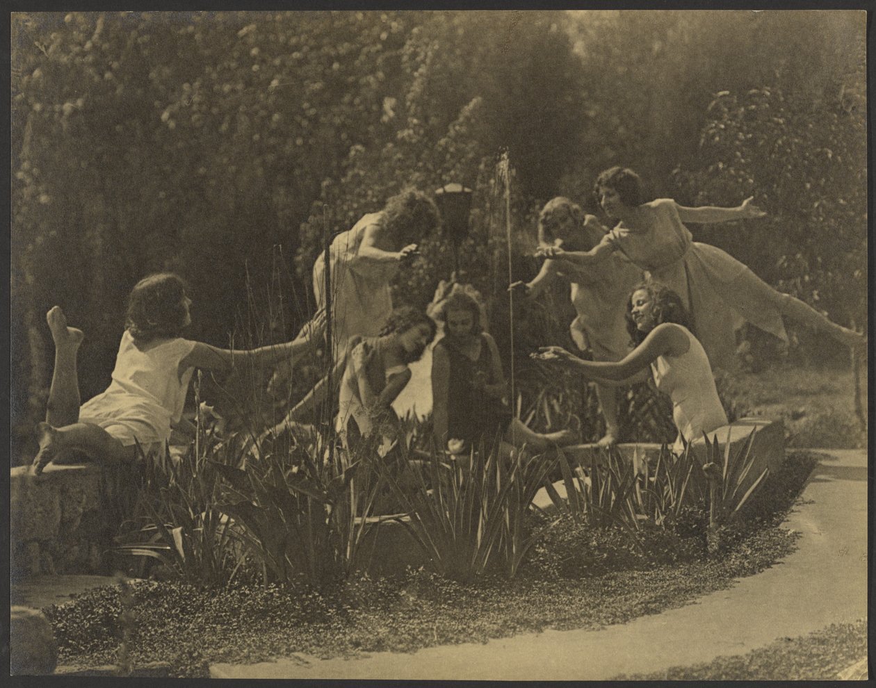 [Bailarines posando junto al muro del jardín] de Louis Fleckenstein