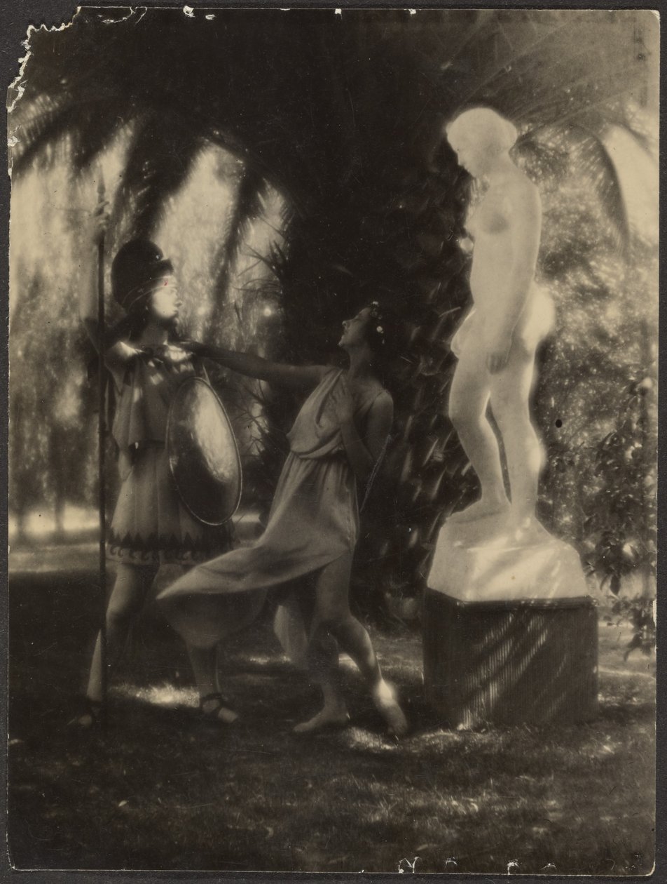 [Bailarines en el jardín] de Louis Fleckenstein