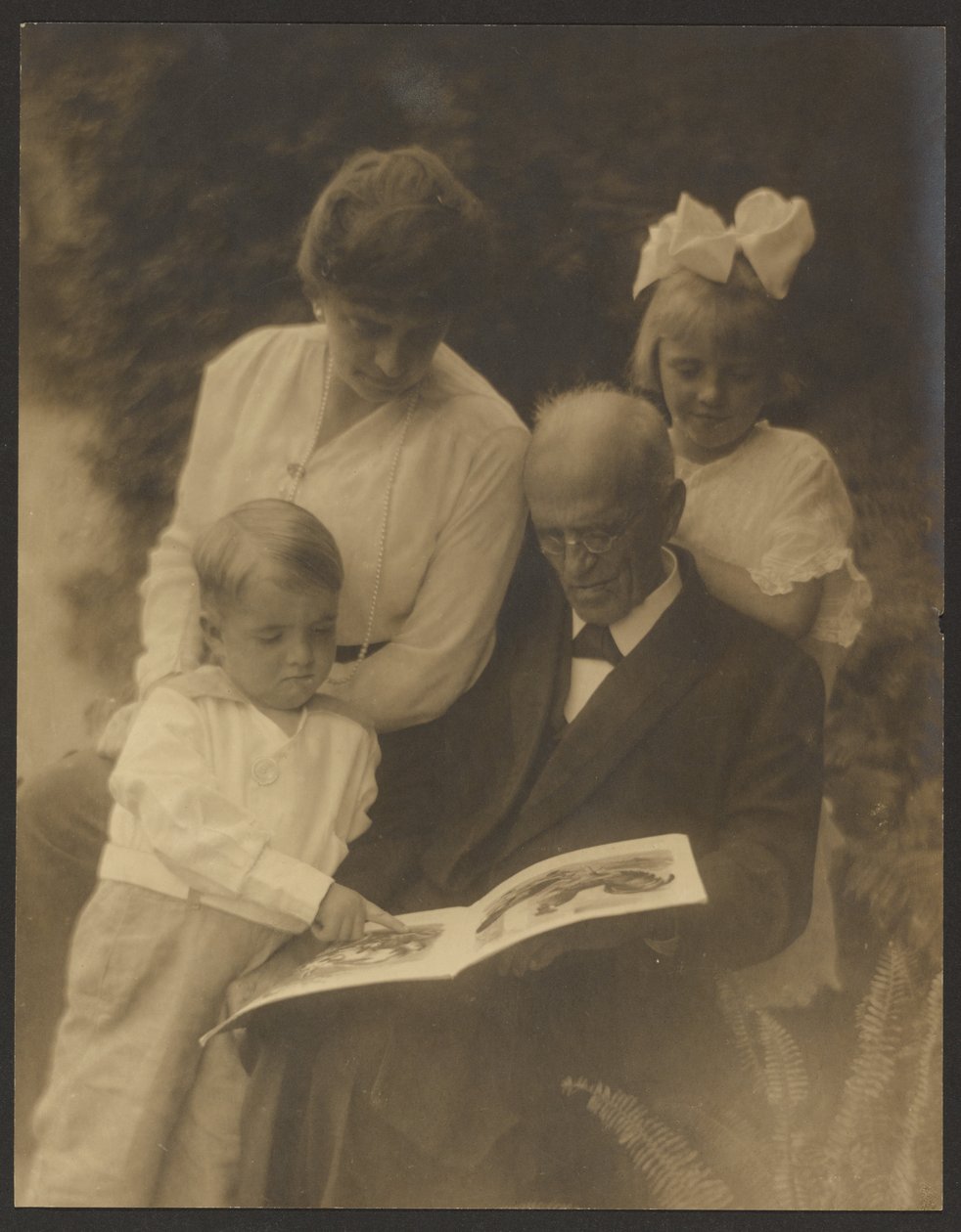 [Retrato familiar con libro ilustrado] de Louis Fleckenstein