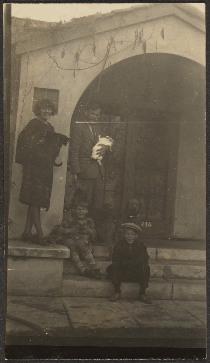 [Familia delante del estudio Fleckenstein en Long Beach] de Louis Fleckenstein