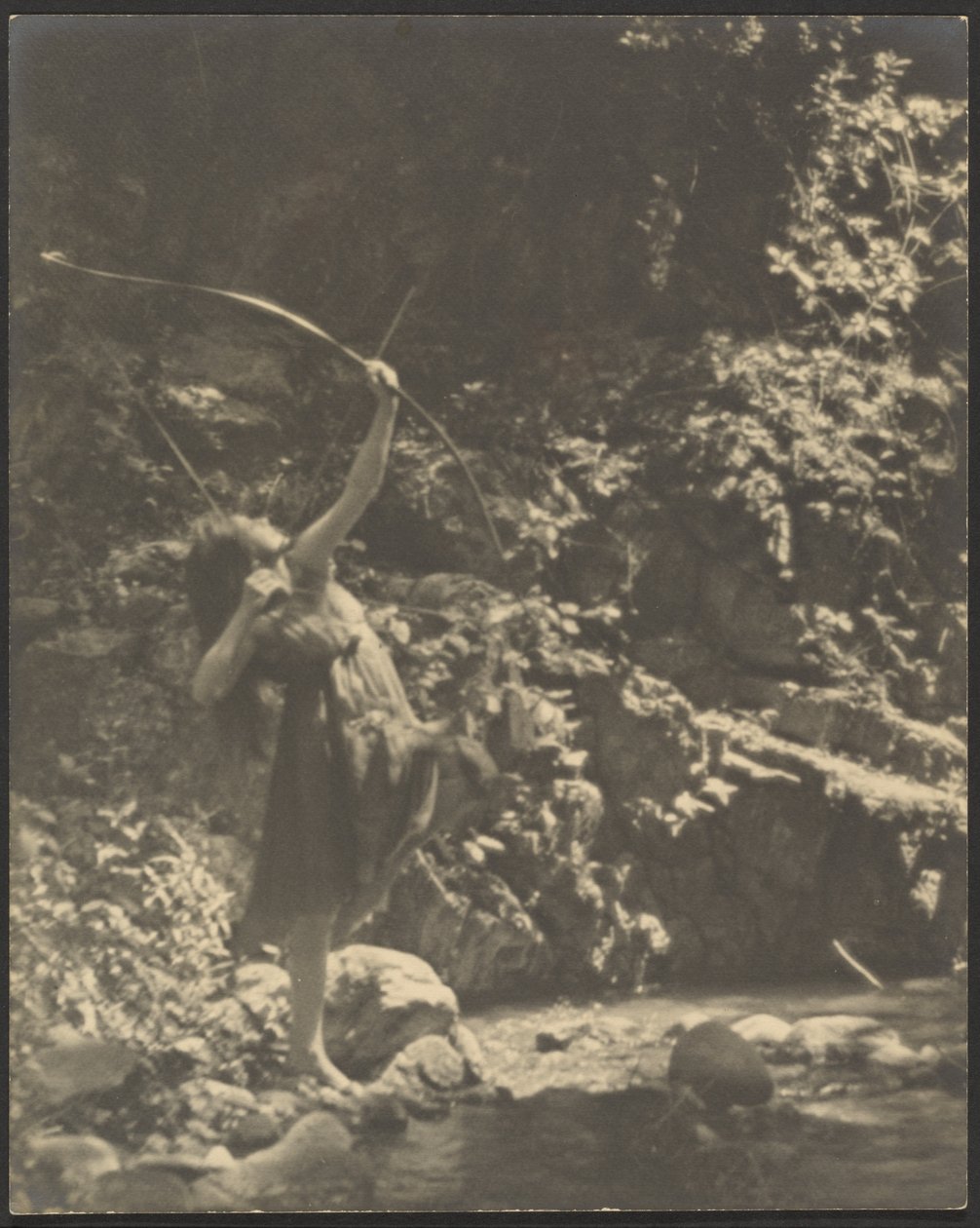 [Arquera en el bosque] de Louis Fleckenstein