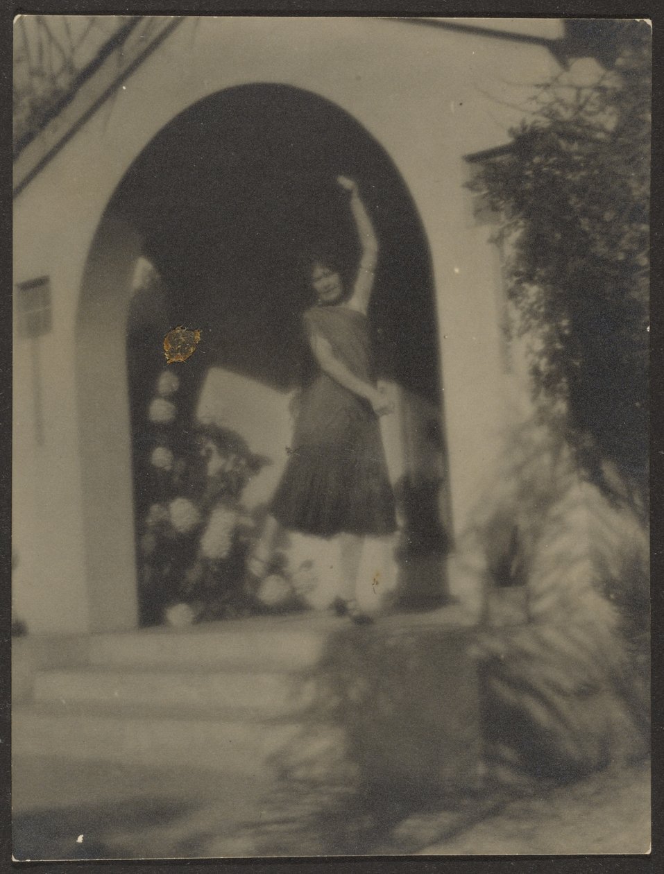 [Bailarina ante House] de Louis Fleckenstein