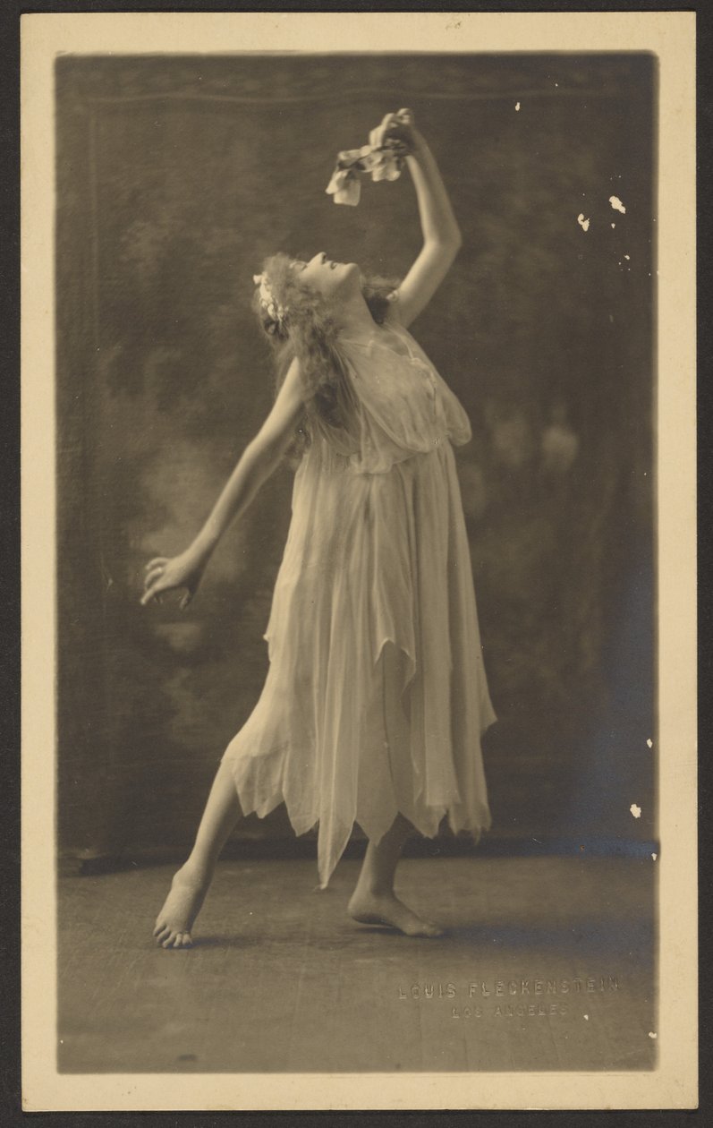 [Bailarina con una flor ante un tapiz] de Louis Fleckenstein