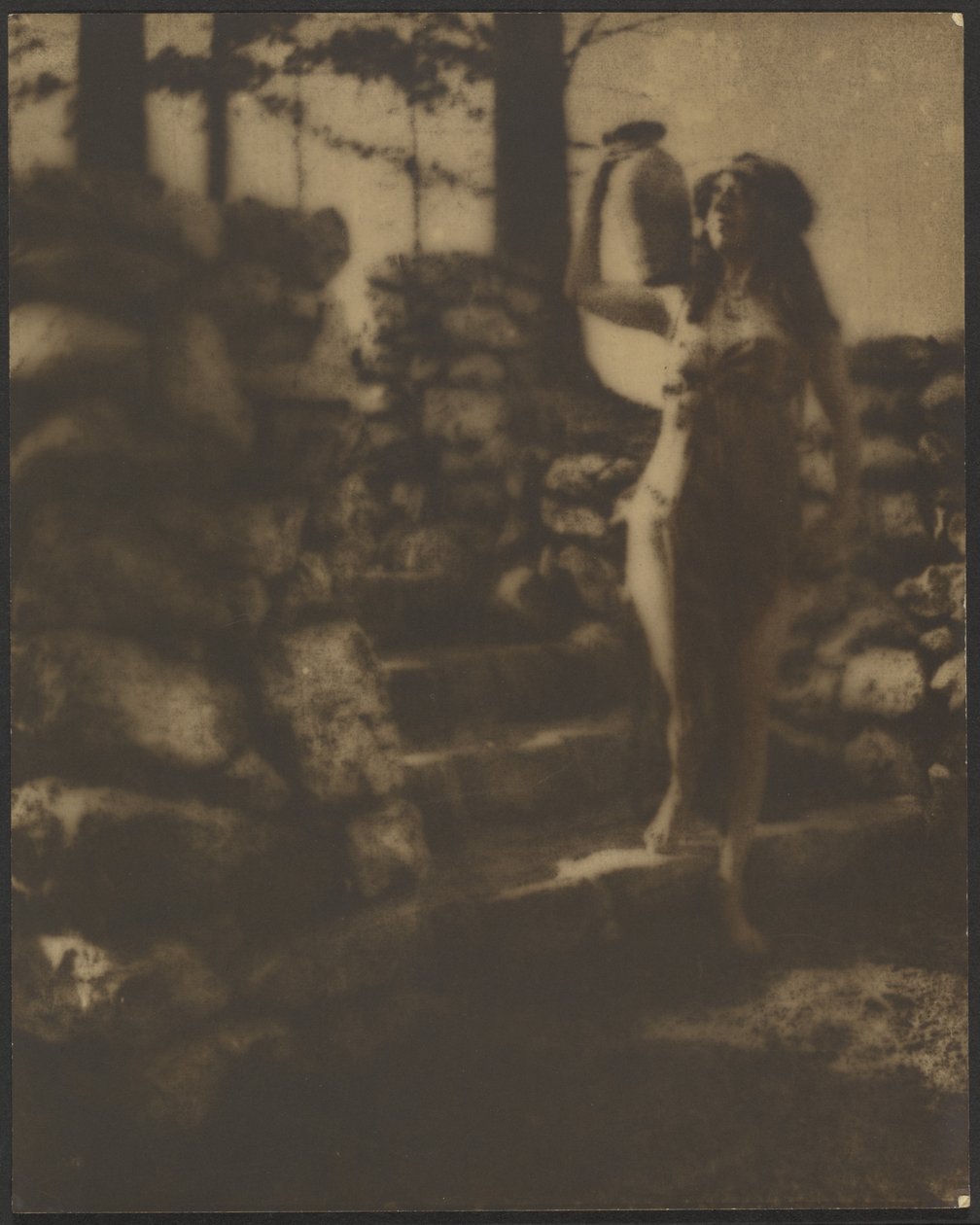 [Bailarina con una jarra en unos escalones de piedra] de Louis Fleckenstein