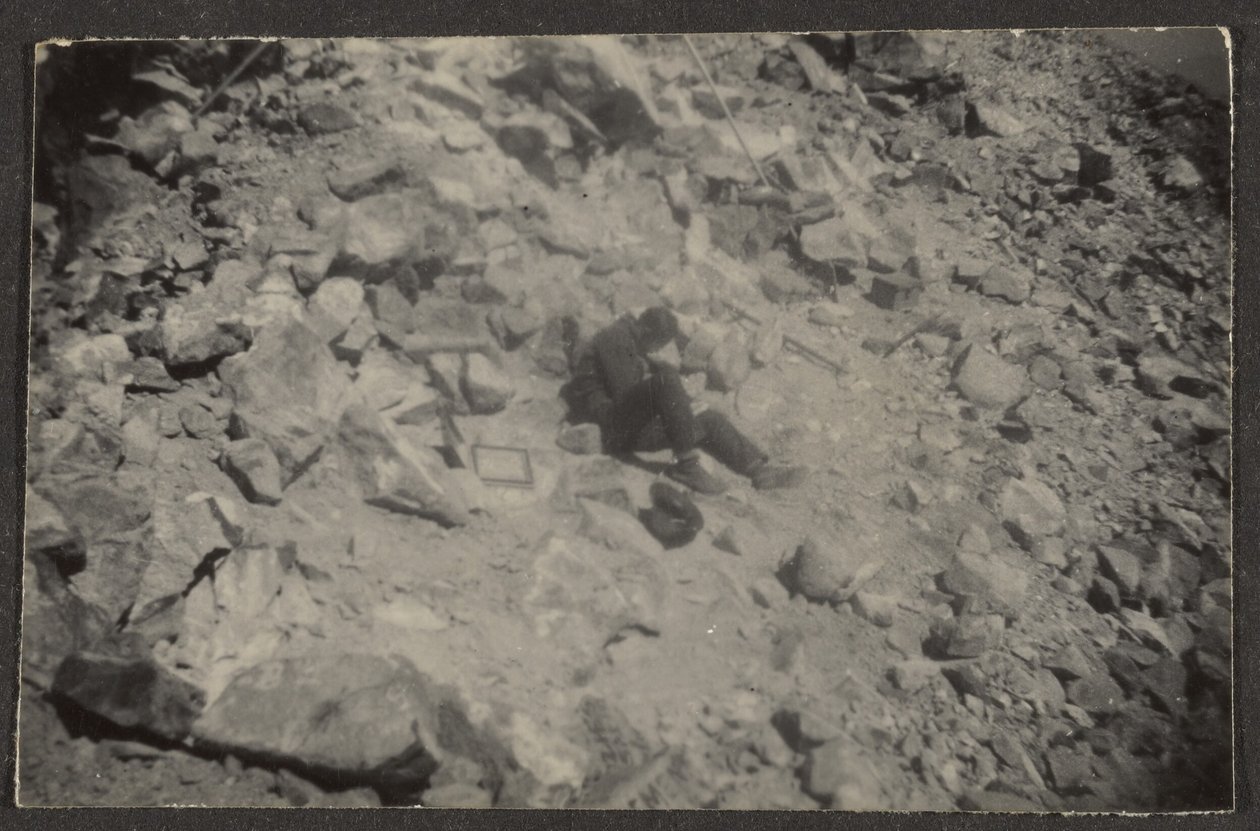 [Figura en las rocas] de Louis Fleckenstein