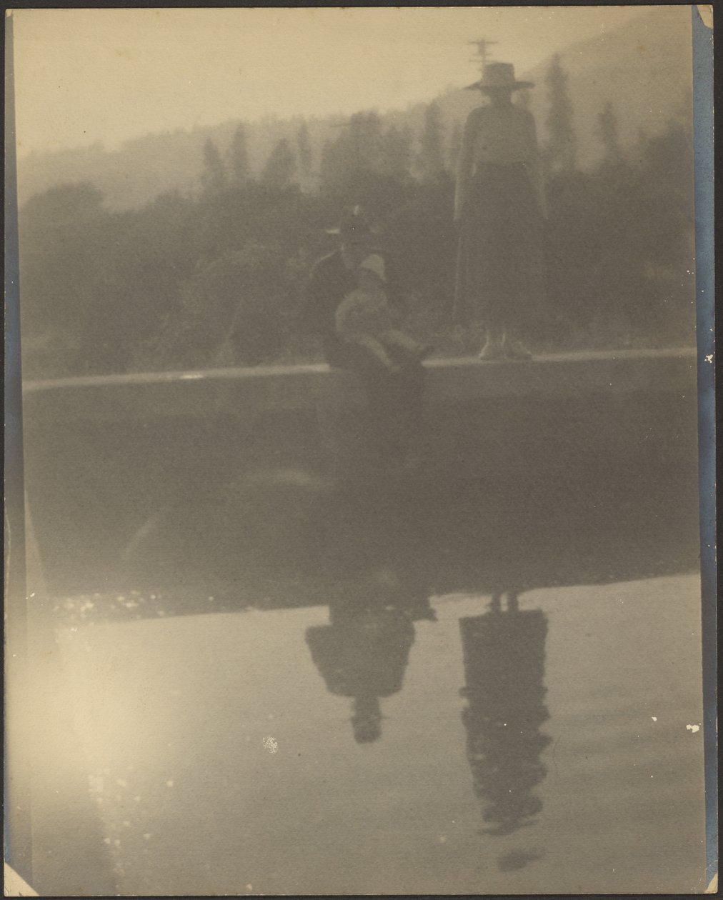 [Figuras reflejadas en el agua] de Louis Fleckenstein